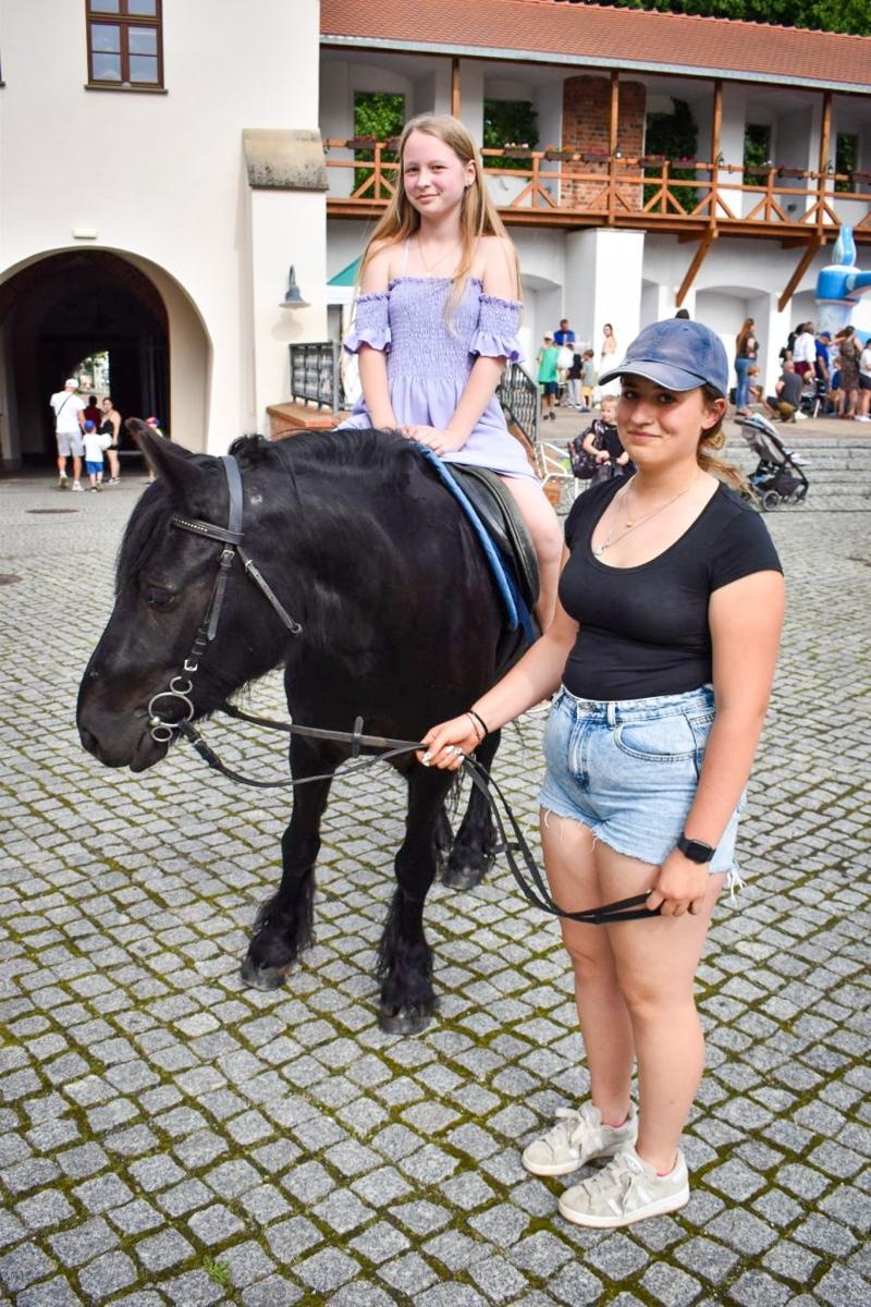 Zdjęcie w galerii na portalu naszraciborz.pl: Rodzinne świętowanie z MDK na dziedzińcu Zamku Piastowskiego w Raciborzu wiadomości z regionu