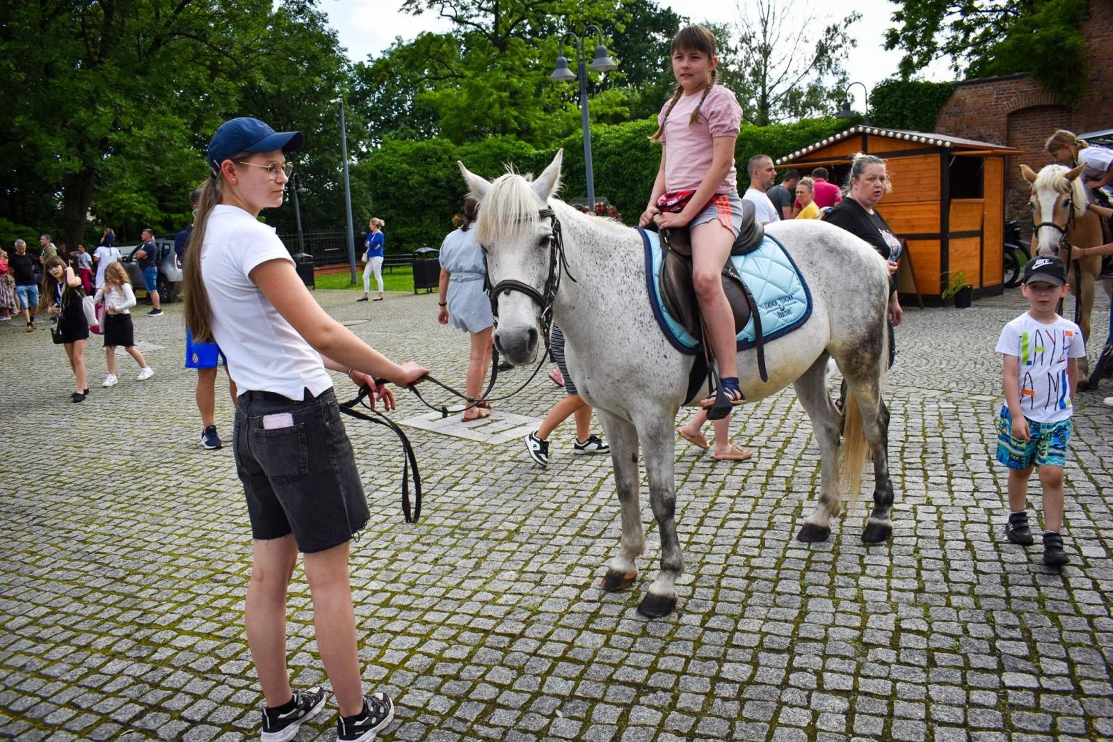 Zdjęcie w galerii na portalu naszraciborz.pl: Rodzinne świętowanie z MDK na dziedzińcu Zamku Piastowskiego w Raciborzu wiadomości z regionu