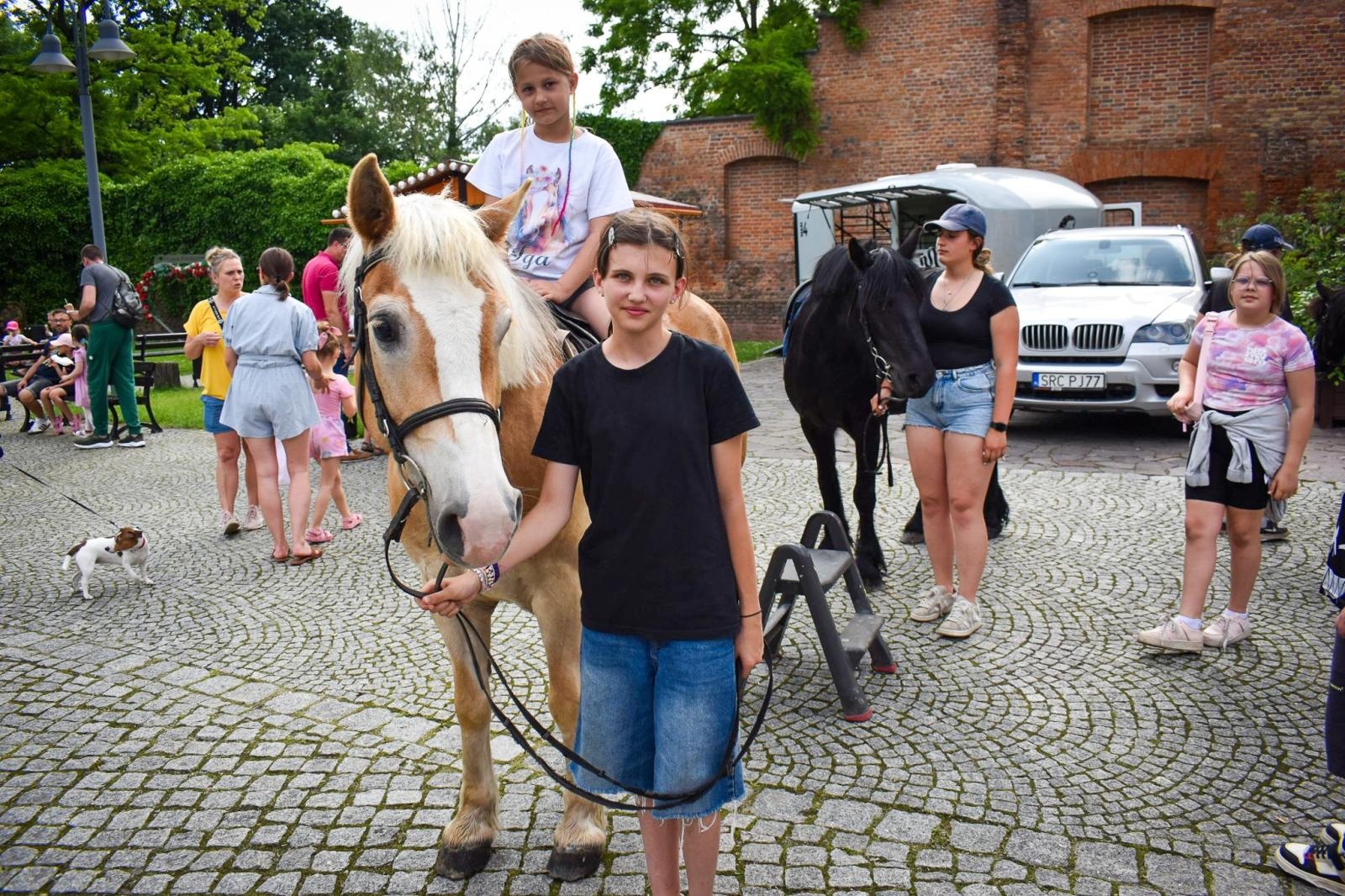 Zdjęcie w galerii na portalu naszraciborz.pl: Rodzinne świętowanie z MDK na dziedzińcu Zamku Piastowskiego w Raciborzu wiadomości z regionu