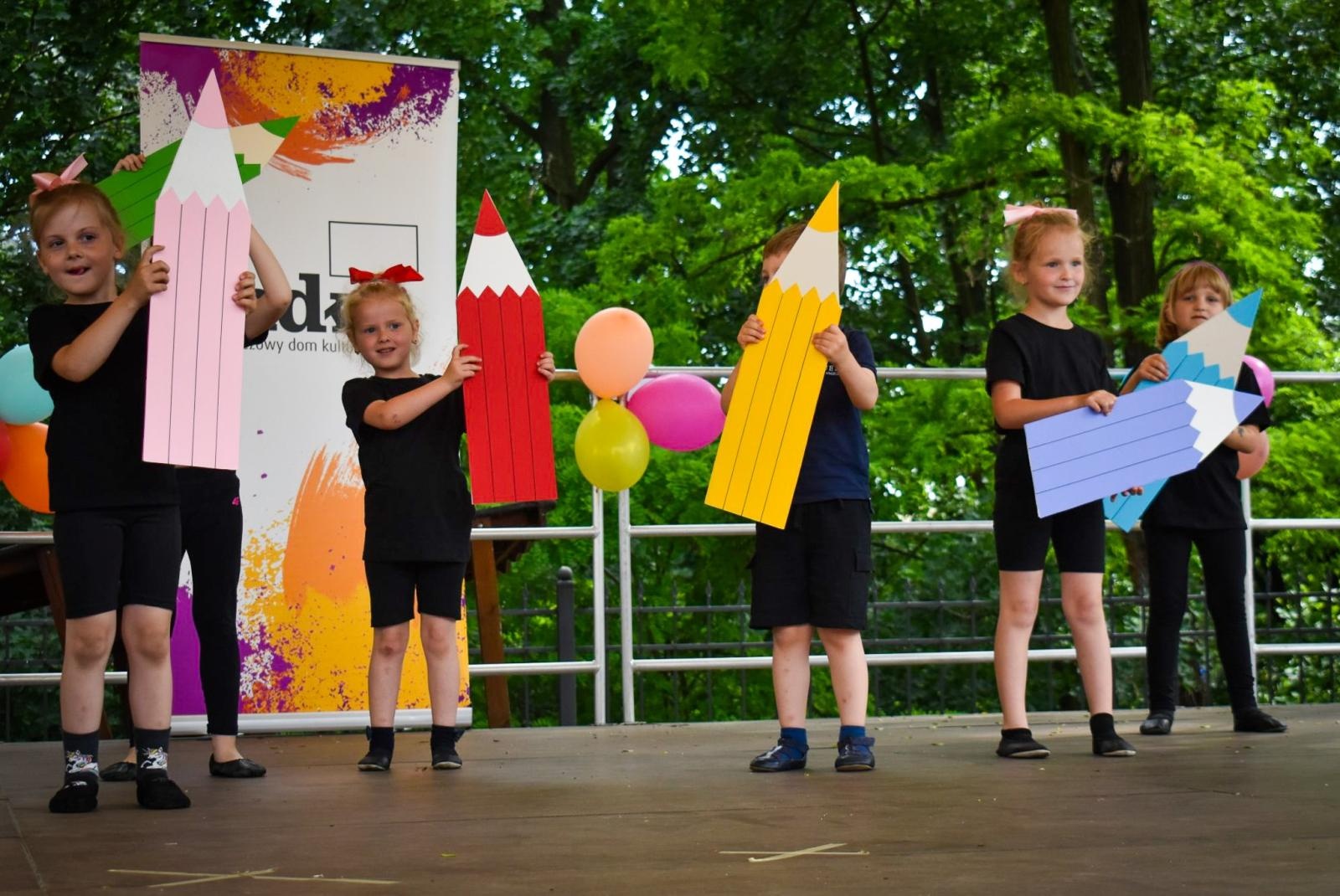 Zdjęcie w galerii na portalu naszraciborz.pl: Rodzinne świętowanie z MDK na dziedzińcu Zamku Piastowskiego w Raciborzu wiadomości z regionu