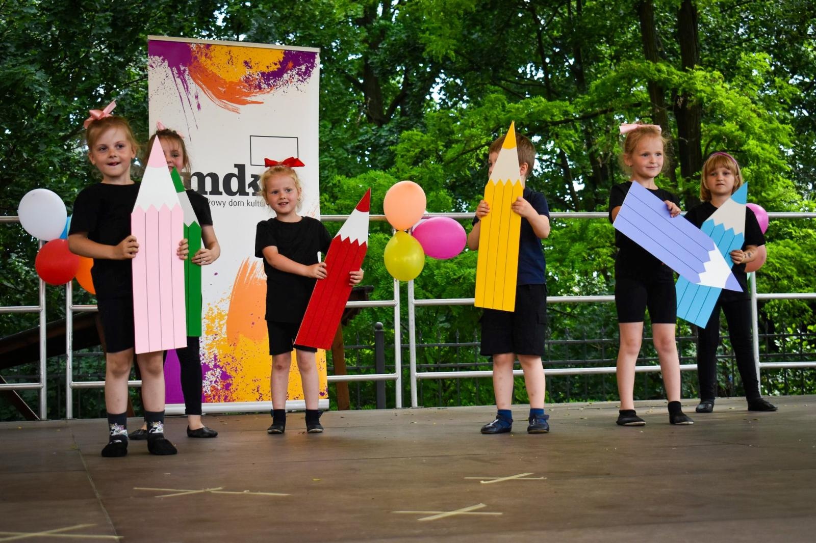 Zdjęcie w galerii na portalu naszraciborz.pl: Rodzinne świętowanie z MDK na dziedzińcu Zamku Piastowskiego w Raciborzu wiadomości z regionu