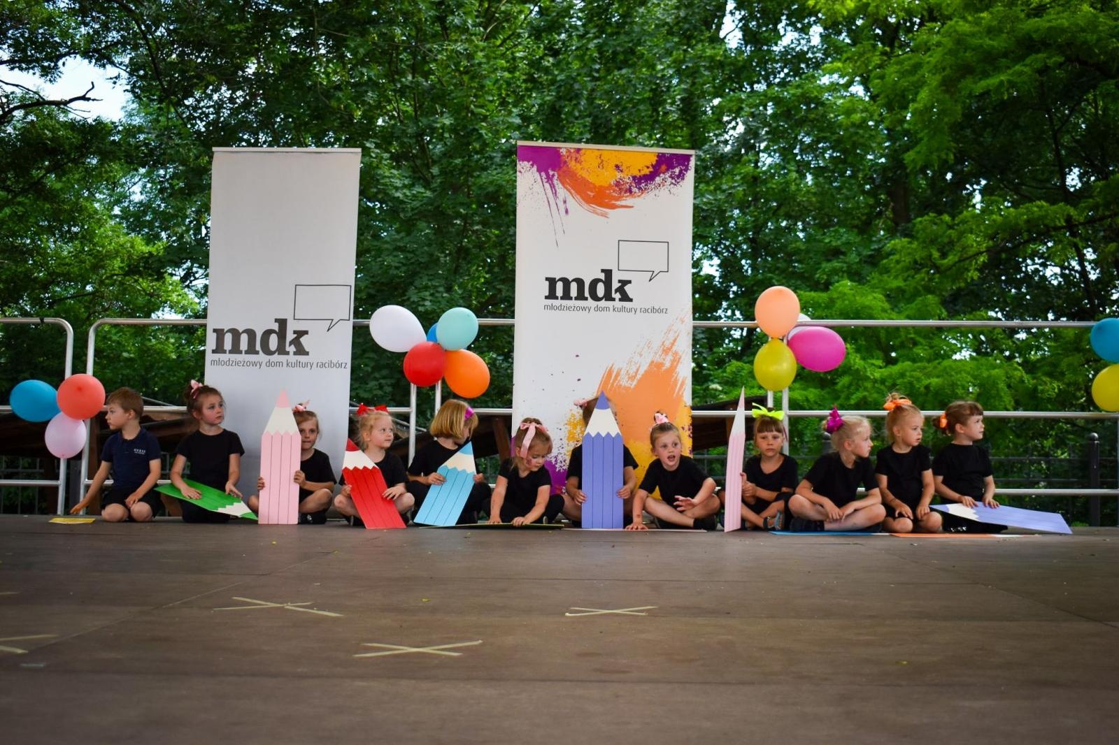 Zdjęcie w galerii na portalu naszraciborz.pl: Rodzinne świętowanie z MDK na dziedzińcu Zamku Piastowskiego w Raciborzu wiadomości z regionu