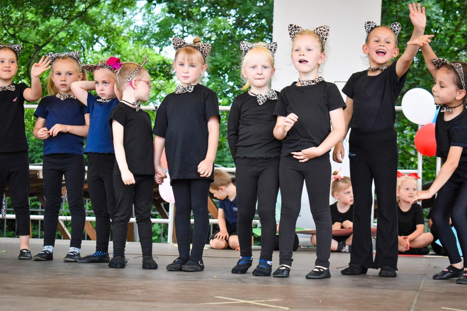 Zdjęcie w galerii na portalu naszraciborz.pl: Rodzinne świętowanie z MDK na dziedzińcu Zamku Piastowskiego w Raciborzu wiadomości z regionu