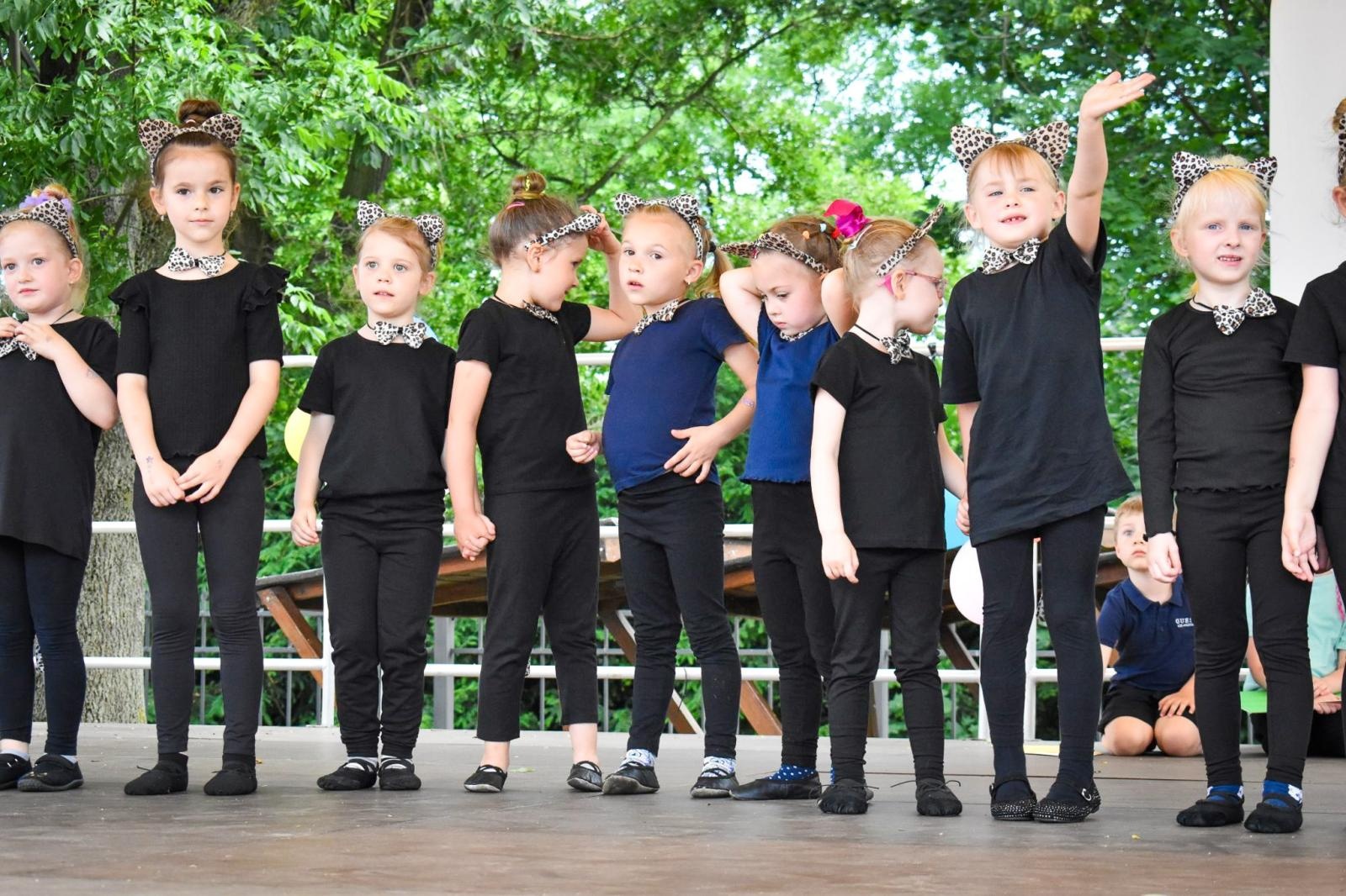 Zdjęcie w galerii na portalu naszraciborz.pl: Rodzinne świętowanie z MDK na dziedzińcu Zamku Piastowskiego w Raciborzu wiadomości z regionu
