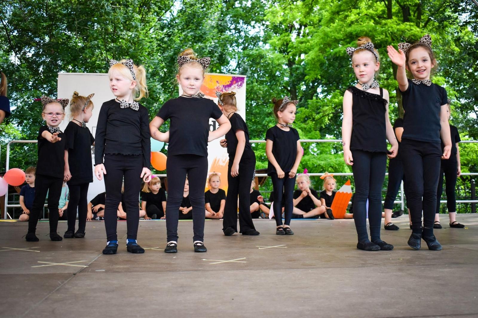 Zdjęcie w galerii na portalu naszraciborz.pl: Rodzinne świętowanie z MDK na dziedzińcu Zamku Piastowskiego w Raciborzu wiadomości z regionu