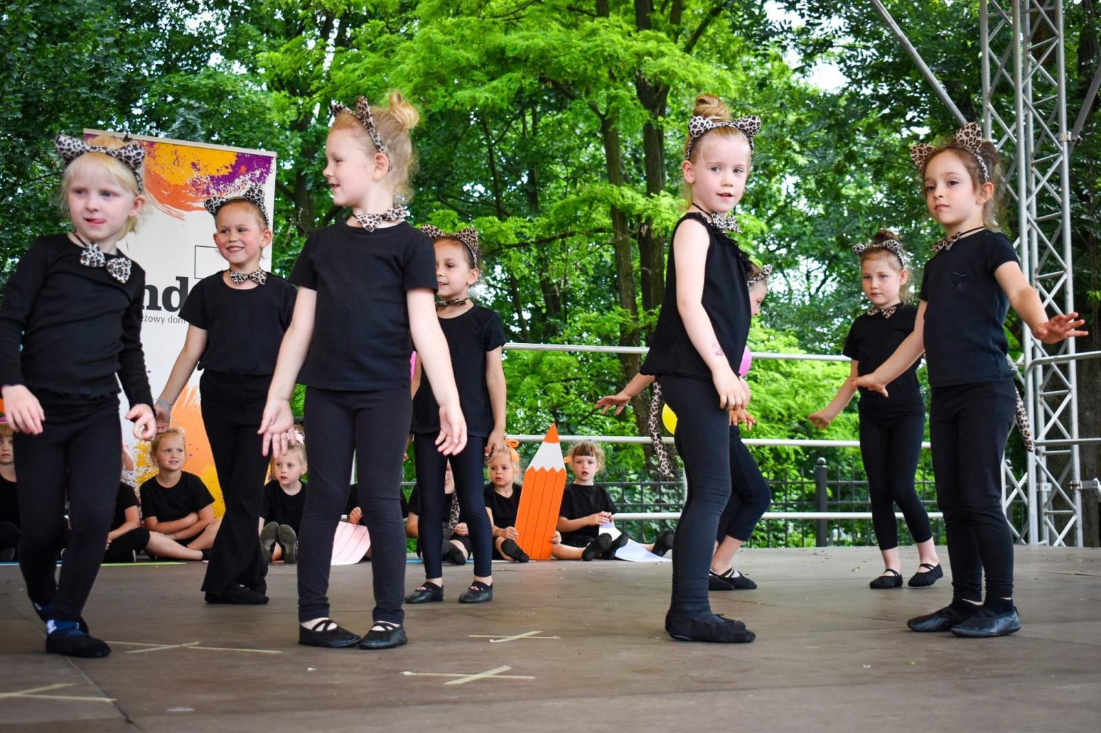 Zdjęcie w galerii na portalu naszraciborz.pl: Rodzinne świętowanie z MDK na dziedzińcu Zamku Piastowskiego w Raciborzu wiadomości z regionu