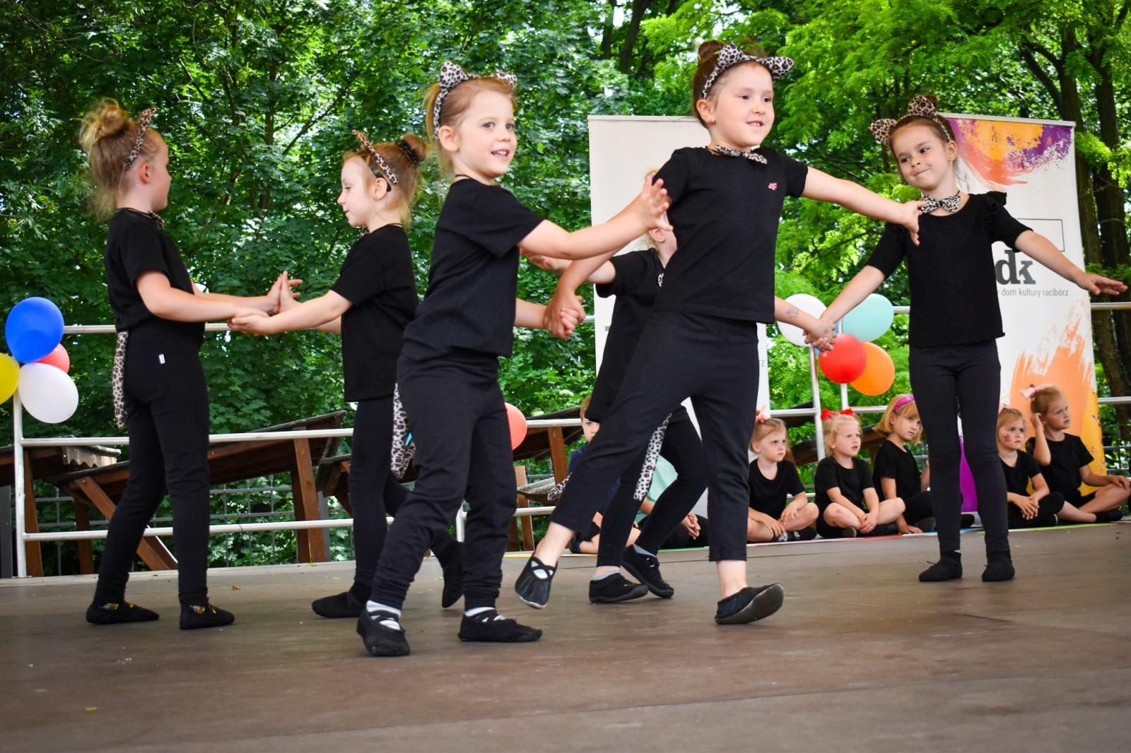 Zdjęcie w galerii na portalu naszraciborz.pl: Rodzinne świętowanie z MDK na dziedzińcu Zamku Piastowskiego w Raciborzu wiadomości z regionu
