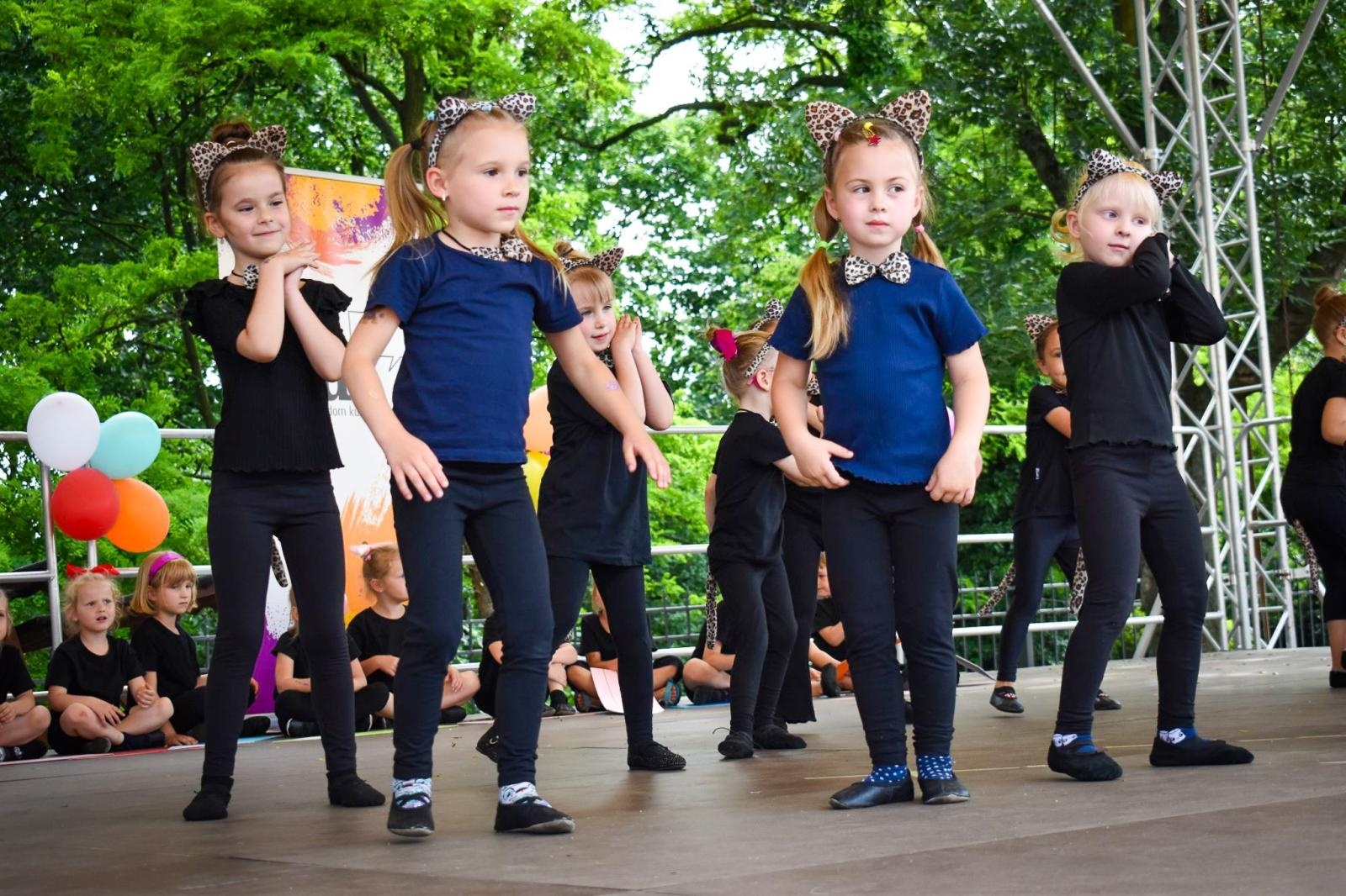 Zdjęcie w galerii na portalu naszraciborz.pl: Rodzinne świętowanie z MDK na dziedzińcu Zamku Piastowskiego w Raciborzu wiadomości z regionu
