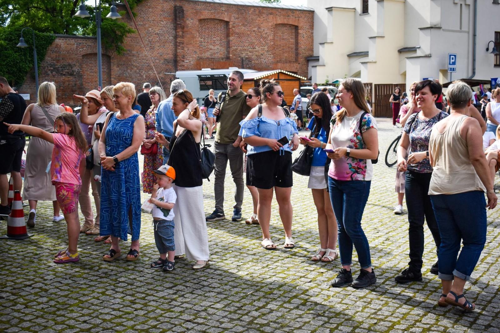 Zdjęcie w galerii na portalu naszraciborz.pl: Rodzinne świętowanie z MDK na dziedzińcu Zamku Piastowskiego w Raciborzu wiadomości z regionu