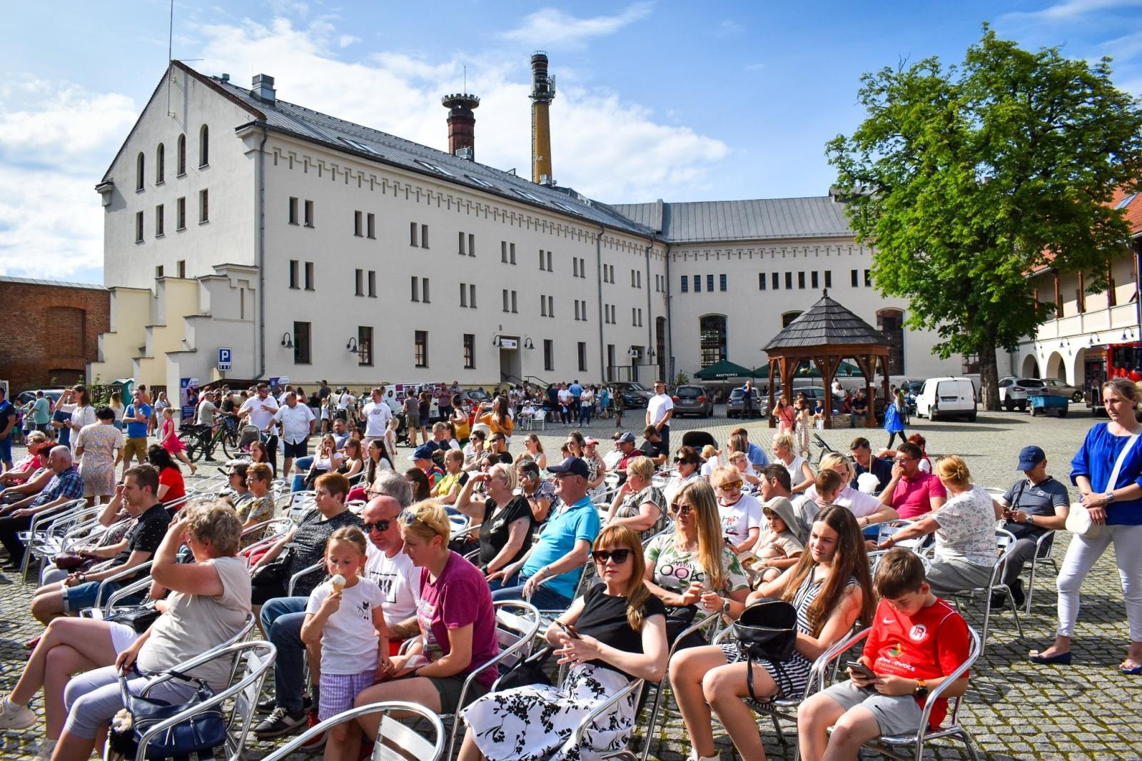 Zdjęcie w galerii na portalu naszraciborz.pl: Rodzinne świętowanie z MDK na dziedzińcu Zamku Piastowskiego w Raciborzu wiadomości z regionu
