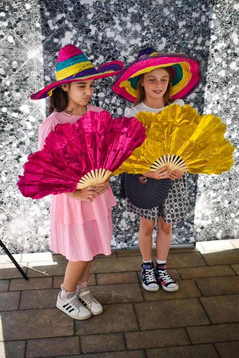 Zdjęcie w galerii na portalu naszraciborz.pl: Rodzinne świętowanie z MDK na dziedzińcu Zamku Piastowskiego w Raciborzu wiadomości z regionu