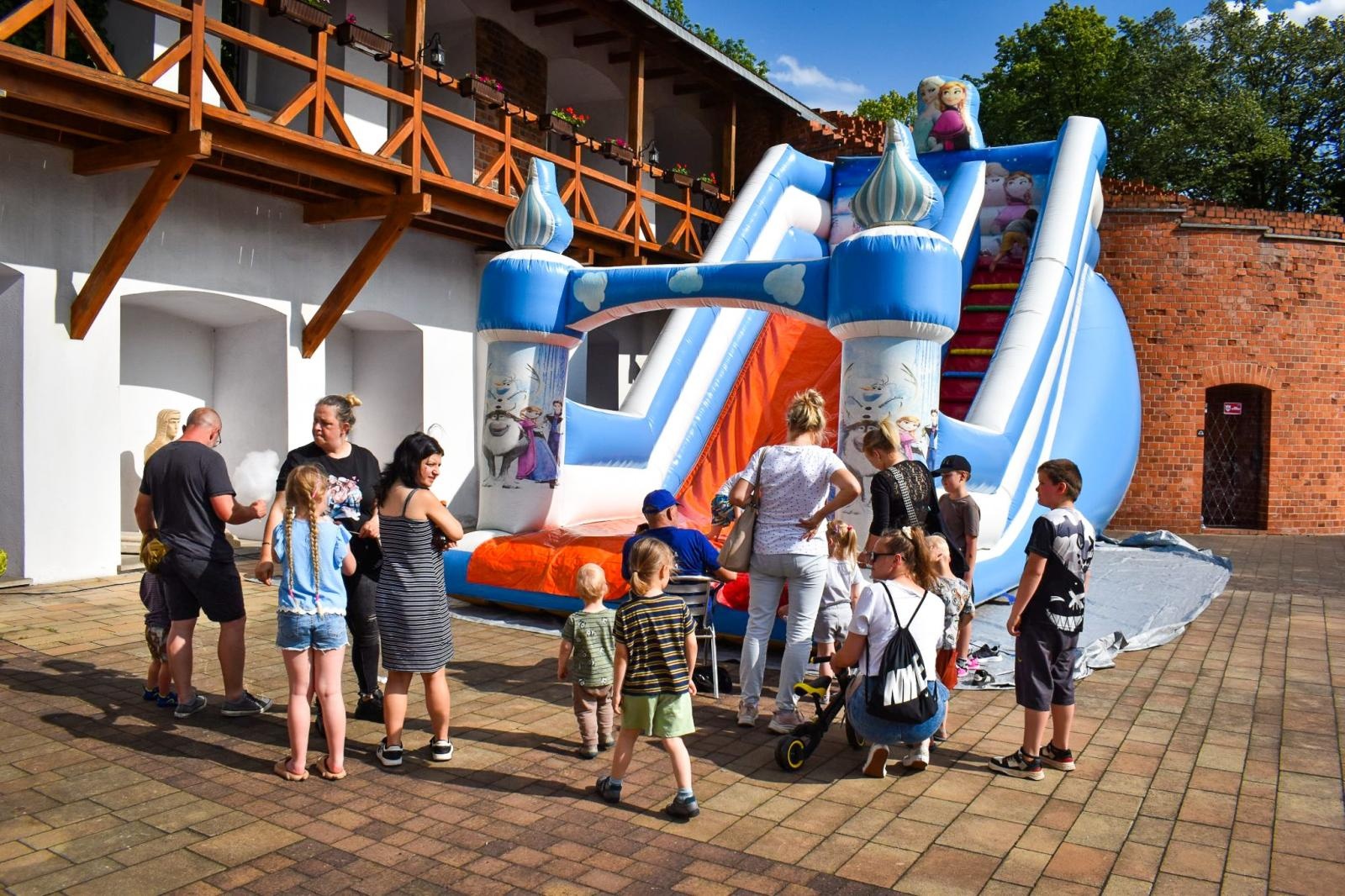 Zdjęcie w galerii na portalu naszraciborz.pl: Rodzinne świętowanie z MDK na dziedzińcu Zamku Piastowskiego w Raciborzu wiadomości z regionu