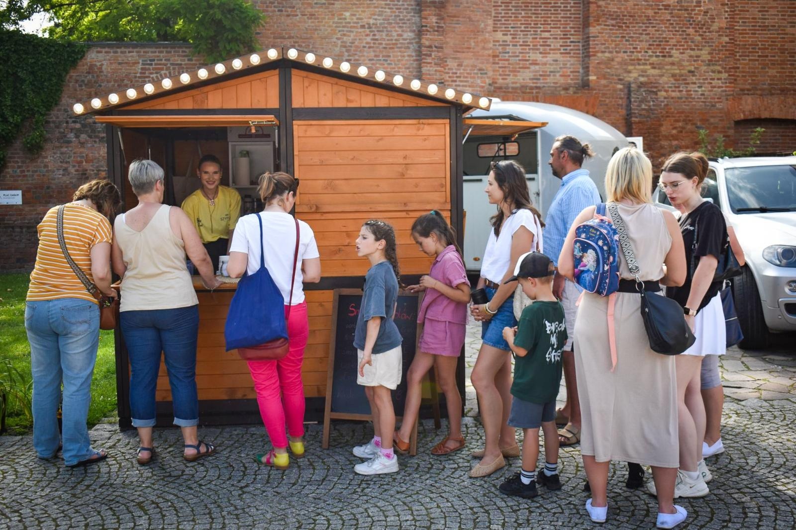 Zdjęcie w galerii na portalu naszraciborz.pl: Rodzinne świętowanie z MDK na dziedzińcu Zamku Piastowskiego w Raciborzu wiadomości z regionu