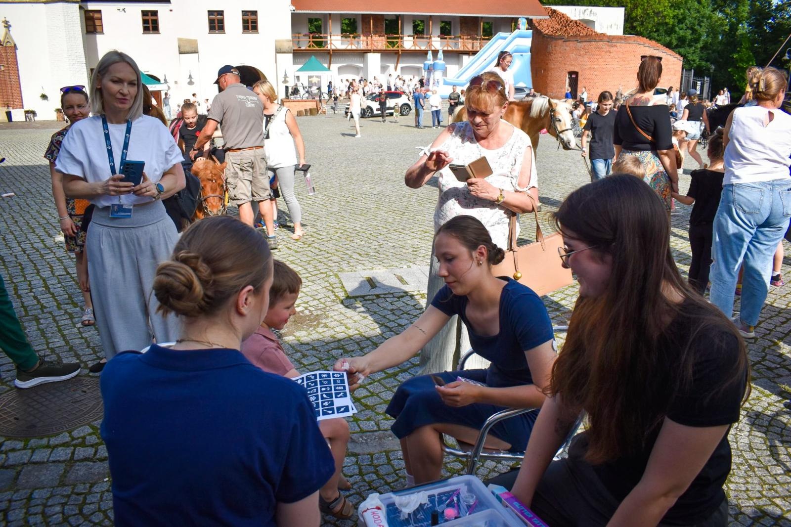Zdjęcie w galerii na portalu naszraciborz.pl: Rodzinne świętowanie z MDK na dziedzińcu Zamku Piastowskiego w Raciborzu wiadomości z regionu