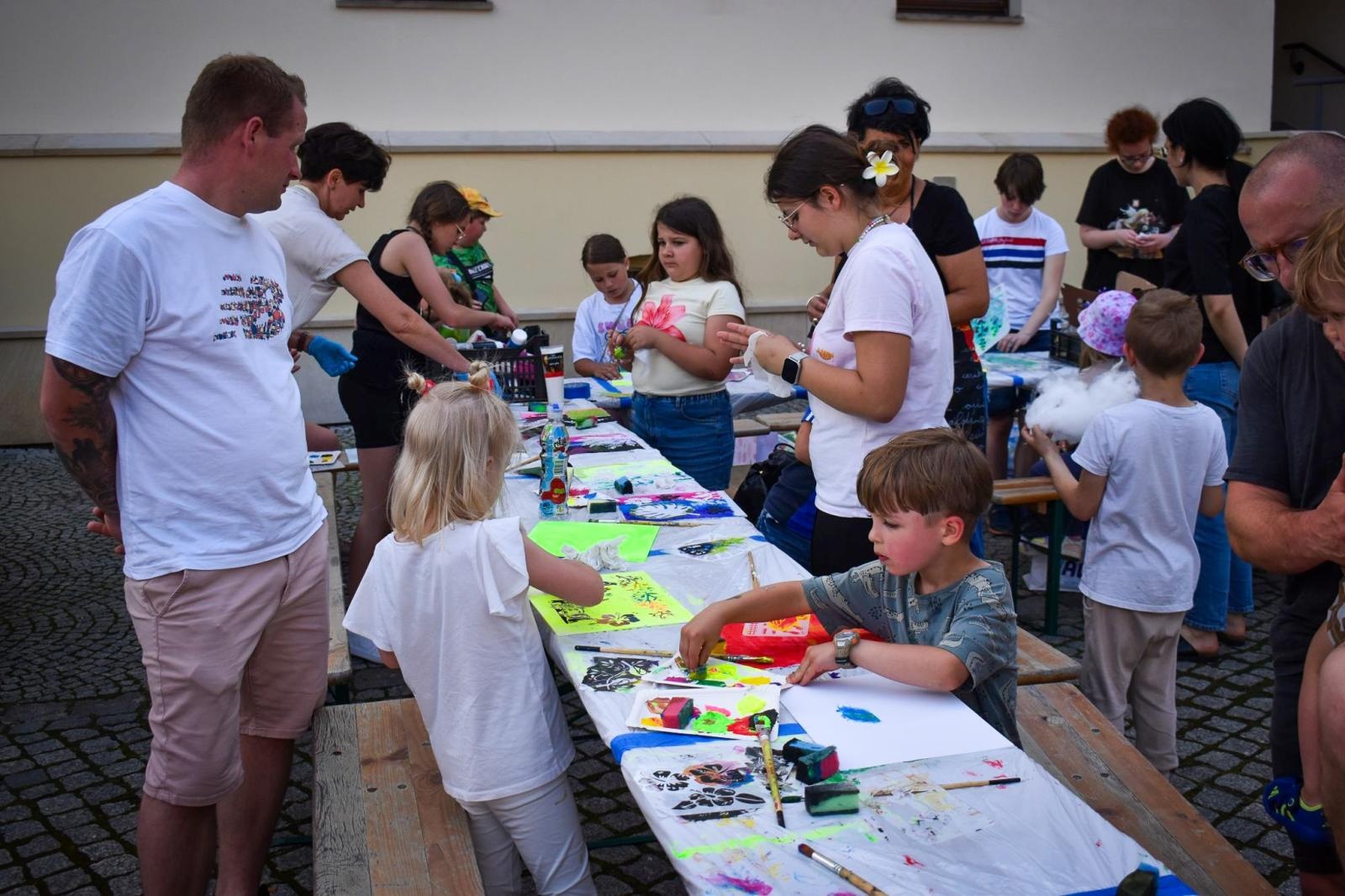 Zdjęcie w galerii na portalu naszraciborz.pl: Rodzinne świętowanie z MDK na dziedzińcu Zamku Piastowskiego w Raciborzu wiadomości z regionu