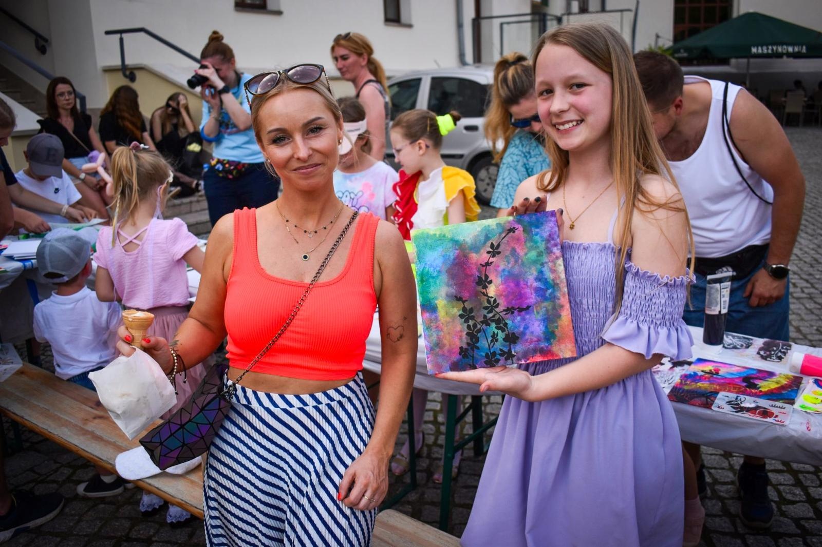 Zdjęcie w galerii na portalu naszraciborz.pl: Rodzinne świętowanie z MDK na dziedzińcu Zamku Piastowskiego w Raciborzu wiadomości z regionu