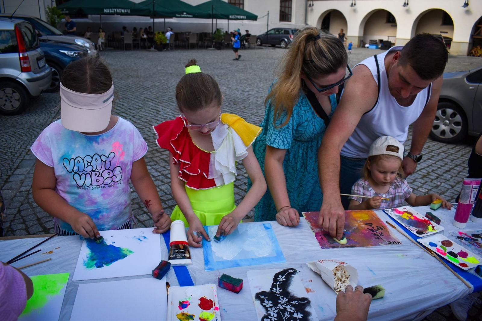 Zdjęcie w galerii na portalu naszraciborz.pl: Rodzinne świętowanie z MDK na dziedzińcu Zamku Piastowskiego w Raciborzu wiadomości z regionu