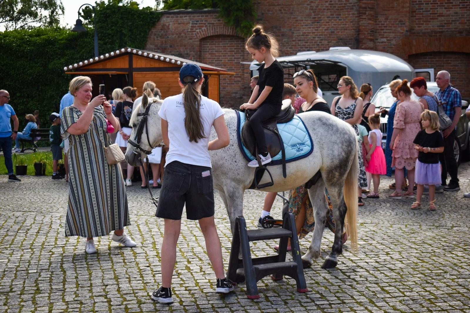 Zdjęcie w galerii na portalu naszraciborz.pl: Rodzinne świętowanie z MDK na dziedzińcu Zamku Piastowskiego w Raciborzu wiadomości z regionu