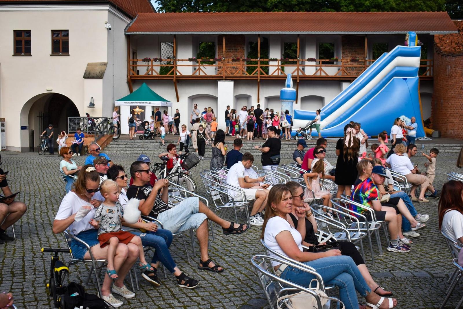 Zdjęcie w galerii na portalu naszraciborz.pl: Rodzinne świętowanie z MDK na dziedzińcu Zamku Piastowskiego w Raciborzu wiadomości z regionu