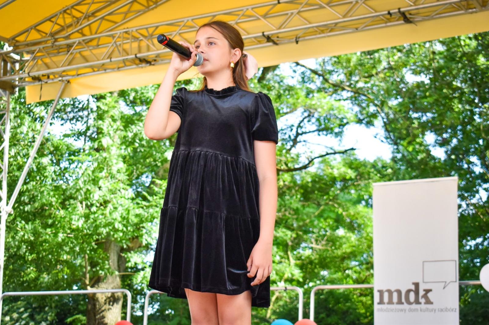 Zdjęcie w galerii na portalu naszraciborz.pl: Rodzinne świętowanie z MDK na dziedzińcu Zamku Piastowskiego w Raciborzu wiadomości z regionu