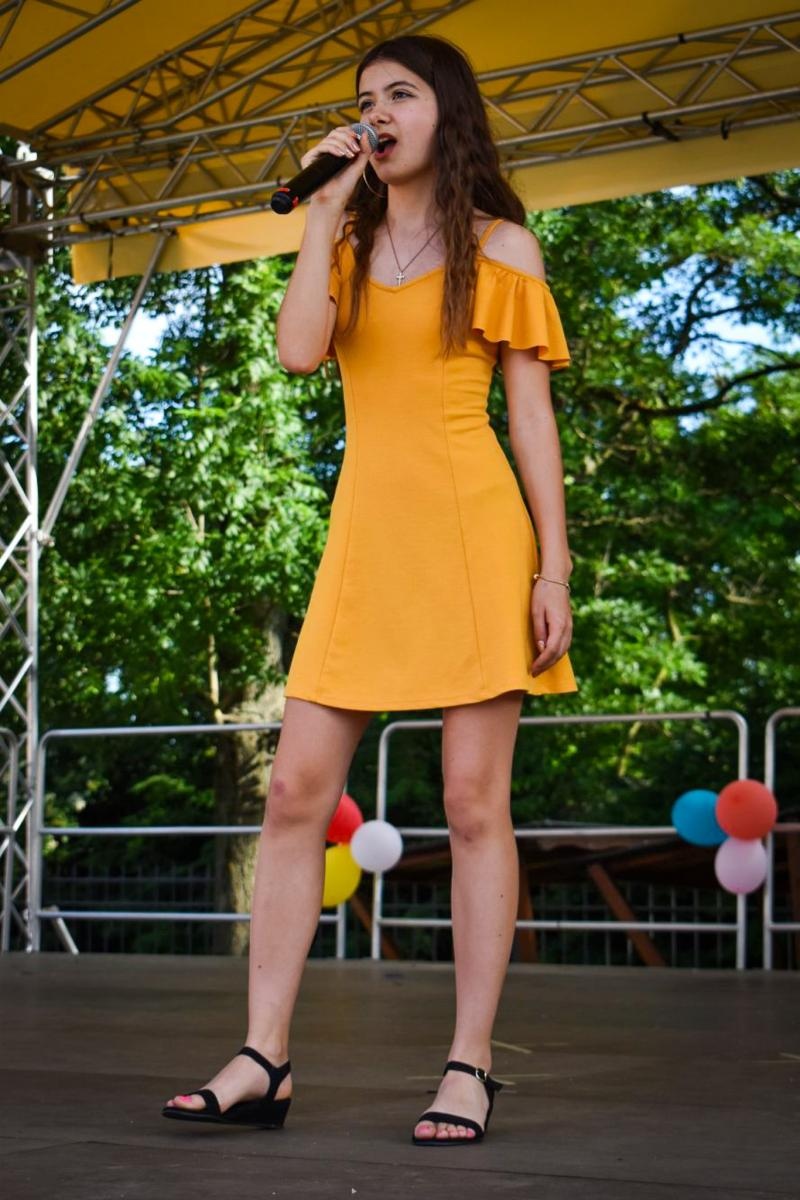 Zdjęcie w galerii na portalu naszraciborz.pl: Rodzinne świętowanie z MDK na dziedzińcu Zamku Piastowskiego w Raciborzu wiadomości z regionu