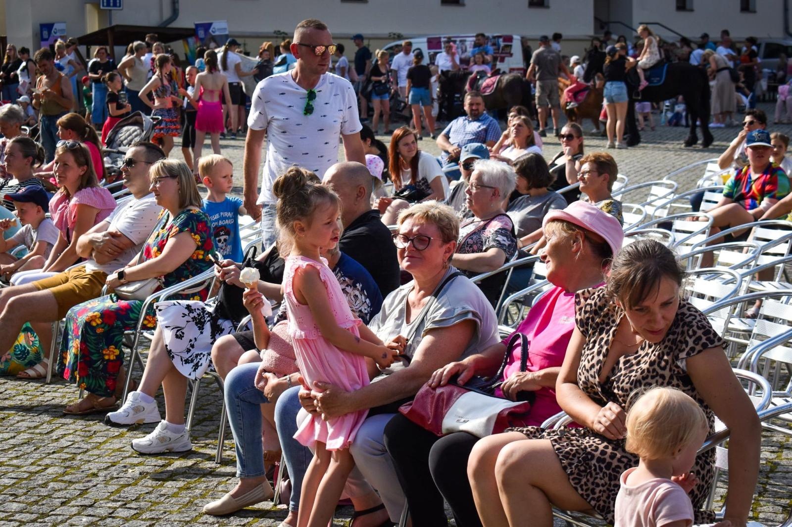 Zdjęcie w galerii na portalu naszraciborz.pl: Rodzinne świętowanie z MDK na dziedzińcu Zamku Piastowskiego w Raciborzu wiadomości z regionu