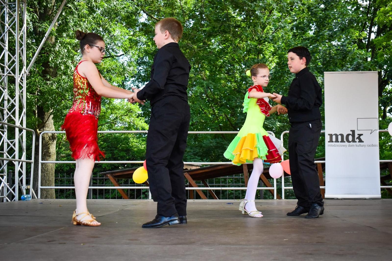 Zdjęcie w galerii na portalu naszraciborz.pl: Rodzinne świętowanie z MDK na dziedzińcu Zamku Piastowskiego w Raciborzu wiadomości z regionu