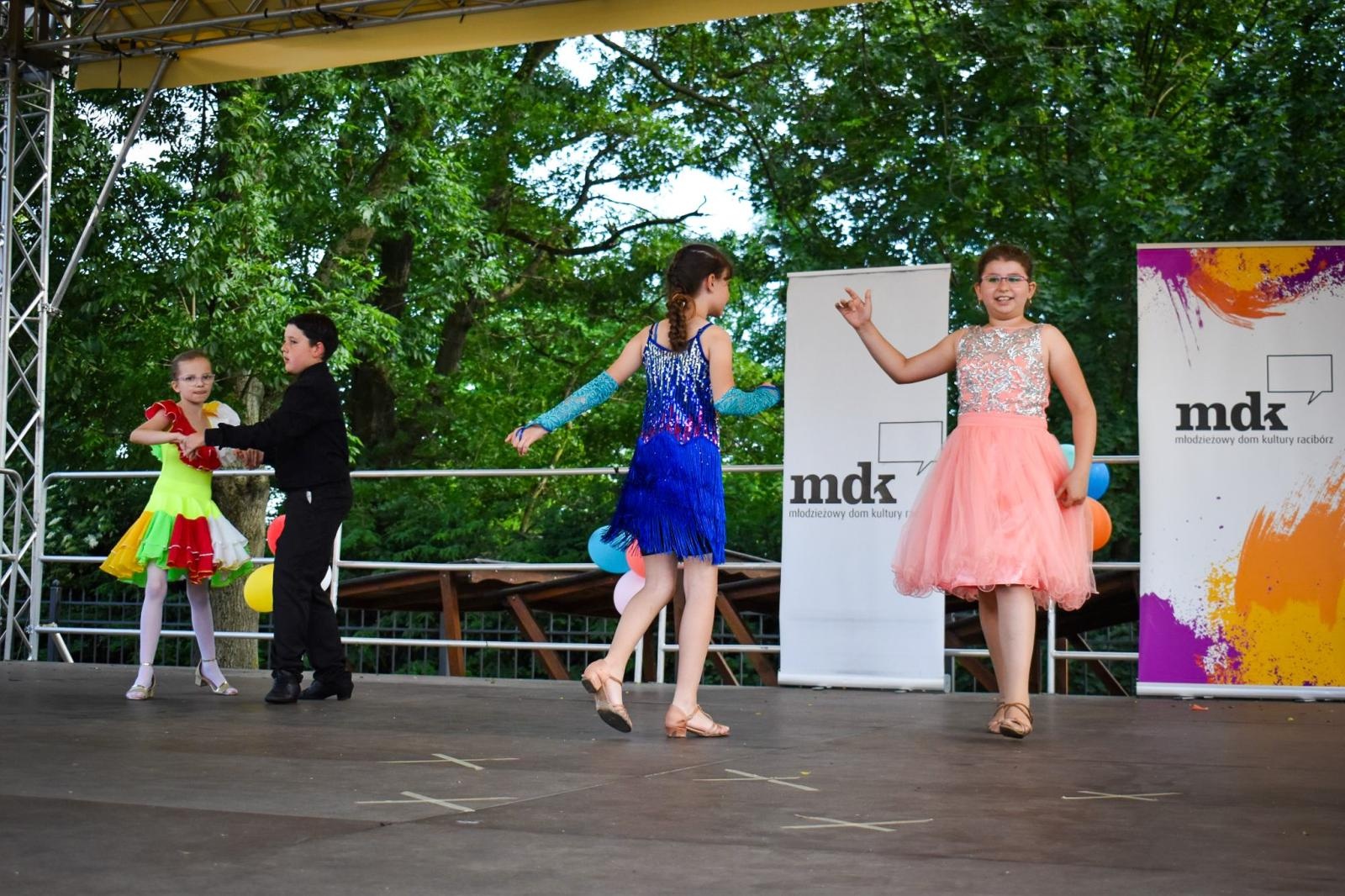 Zdjęcie w galerii na portalu naszraciborz.pl: Rodzinne świętowanie z MDK na dziedzińcu Zamku Piastowskiego w Raciborzu wiadomości z regionu