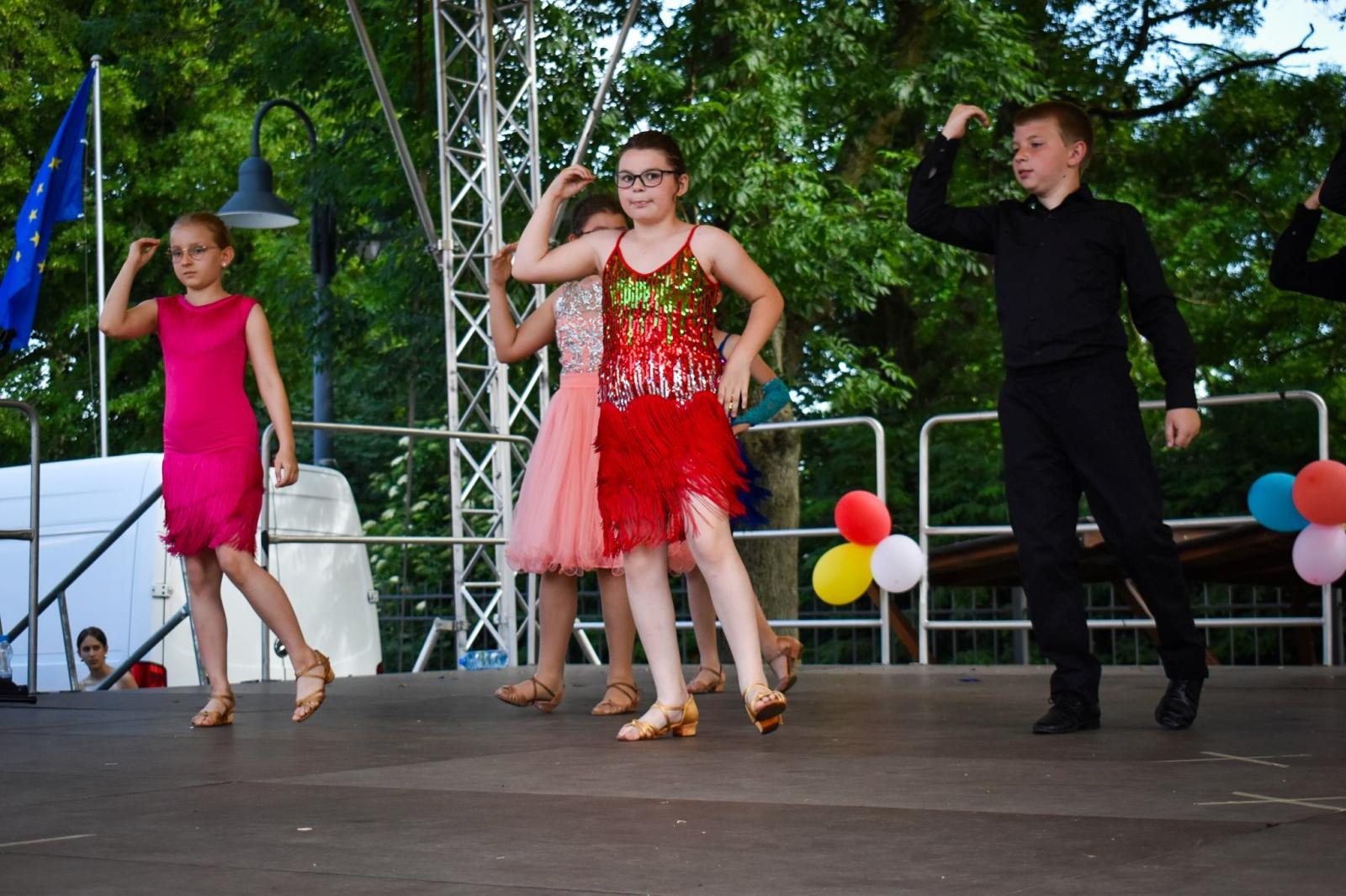 Zdjęcie w galerii na portalu naszraciborz.pl: Rodzinne świętowanie z MDK na dziedzińcu Zamku Piastowskiego w Raciborzu wiadomości z regionu