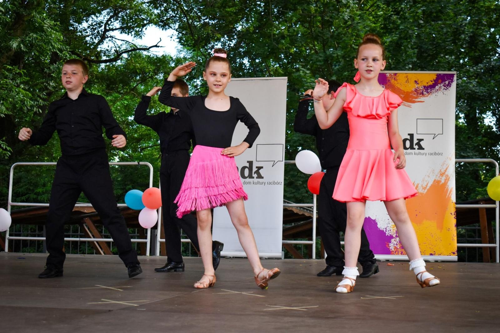 Zdjęcie w galerii na portalu naszraciborz.pl: Rodzinne świętowanie z MDK na dziedzińcu Zamku Piastowskiego w Raciborzu wiadomości z regionu