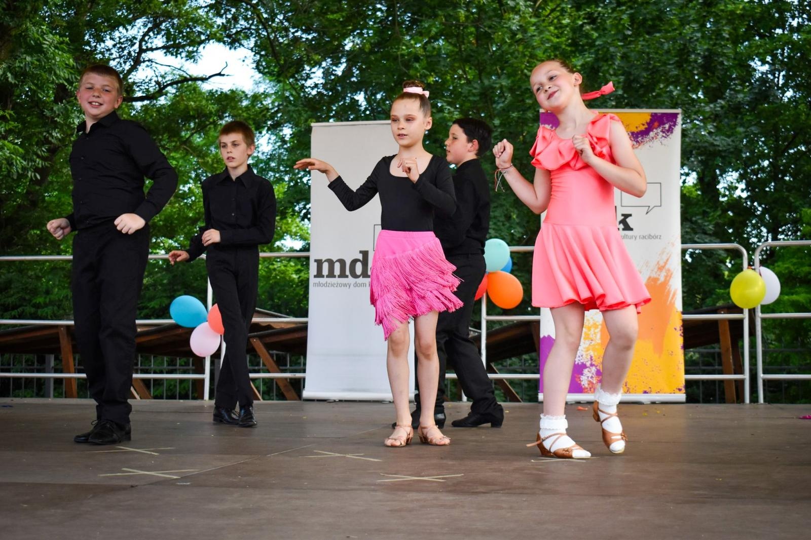 Zdjęcie w galerii na portalu naszraciborz.pl: Rodzinne świętowanie z MDK na dziedzińcu Zamku Piastowskiego w Raciborzu wiadomości z regionu