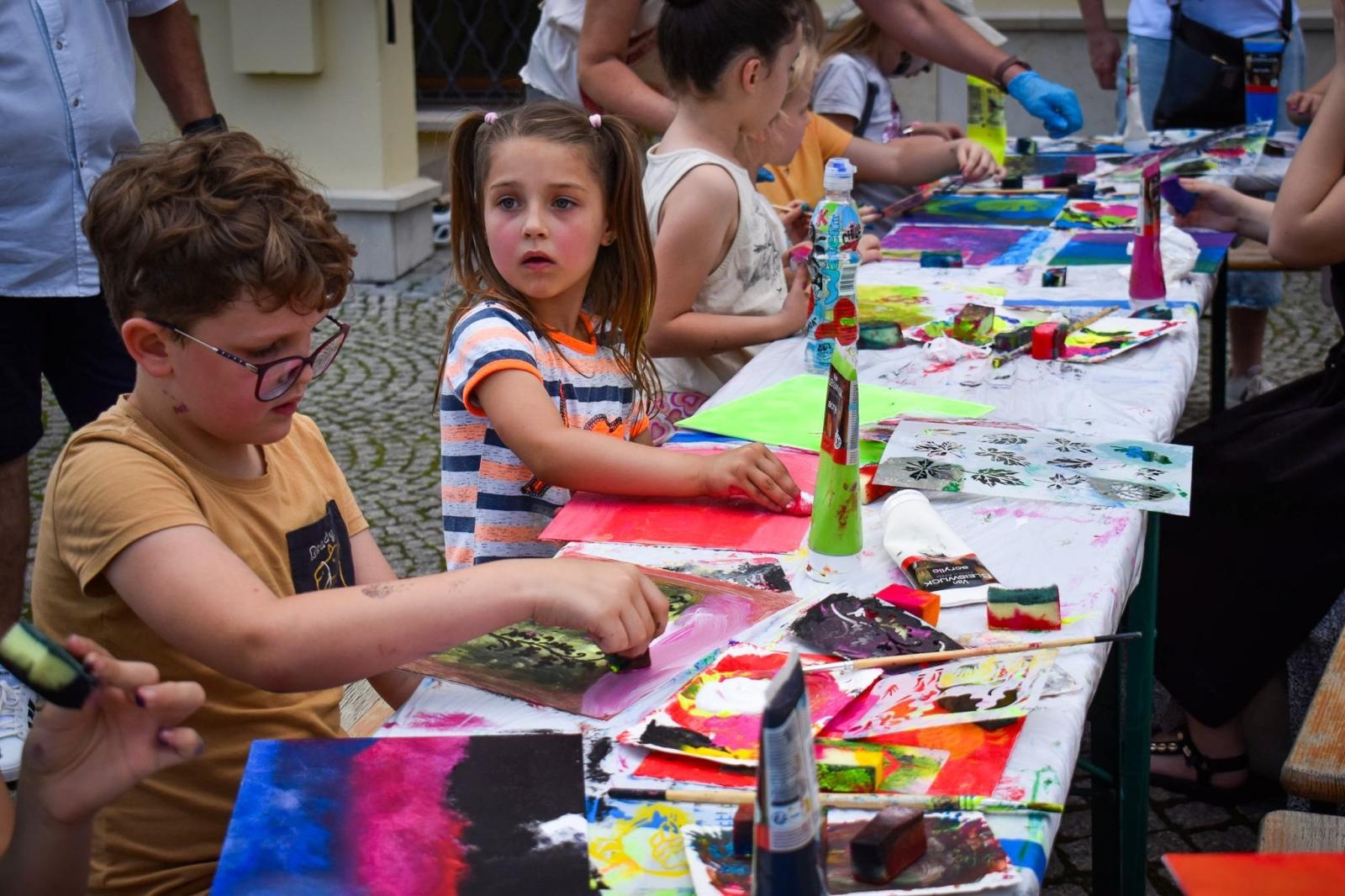 Zdjęcie w galerii na portalu naszraciborz.pl: Rodzinne świętowanie z MDK na dziedzińcu Zamku Piastowskiego w Raciborzu wiadomości z regionu