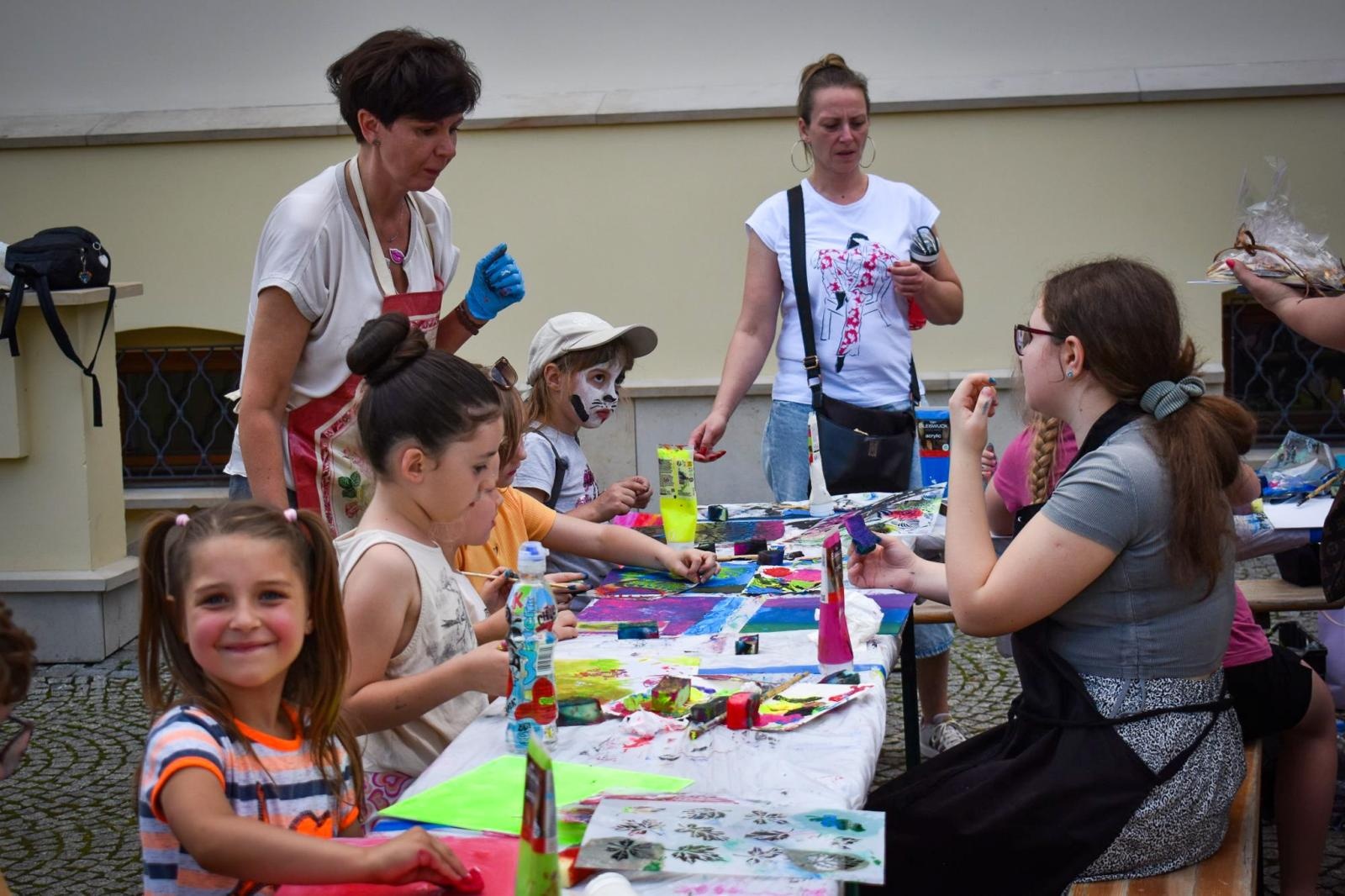 Zdjęcie w galerii na portalu naszraciborz.pl: Rodzinne świętowanie z MDK na dziedzińcu Zamku Piastowskiego w Raciborzu wiadomości z regionu