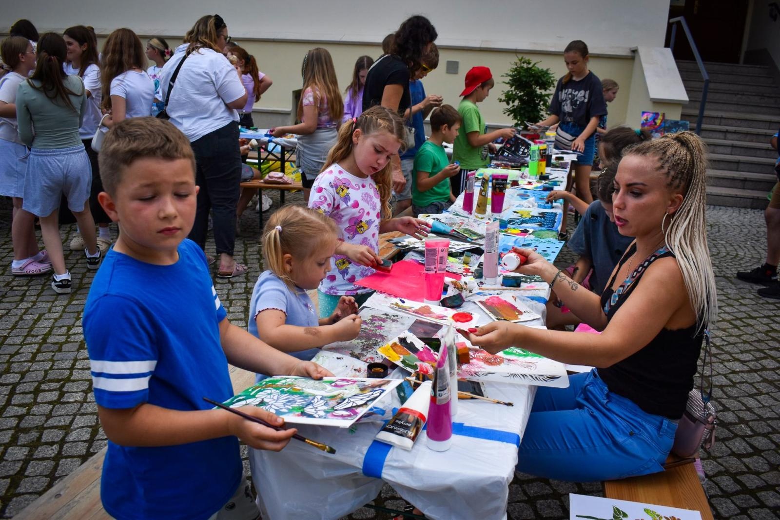 Zdjęcie w galerii na portalu naszraciborz.pl: Rodzinne świętowanie z MDK na dziedzińcu Zamku Piastowskiego w Raciborzu wiadomości z regionu