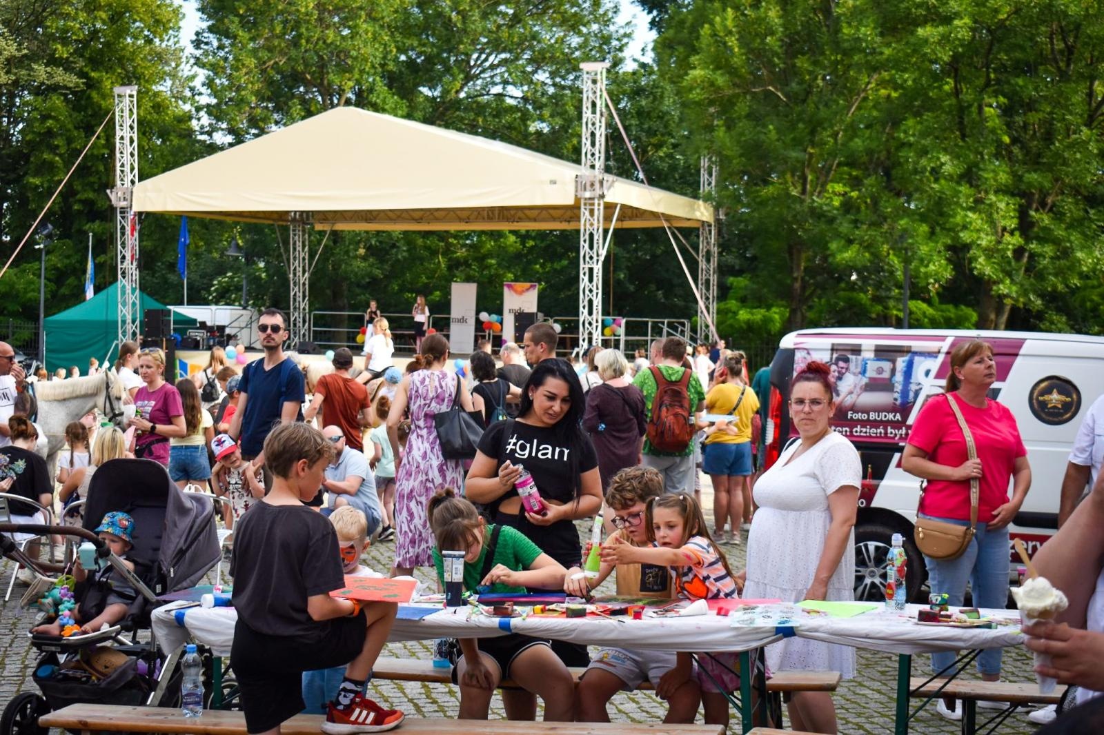 Zdjęcie w galerii na portalu naszraciborz.pl: Rodzinne świętowanie z MDK na dziedzińcu Zamku Piastowskiego w Raciborzu wiadomości z regionu