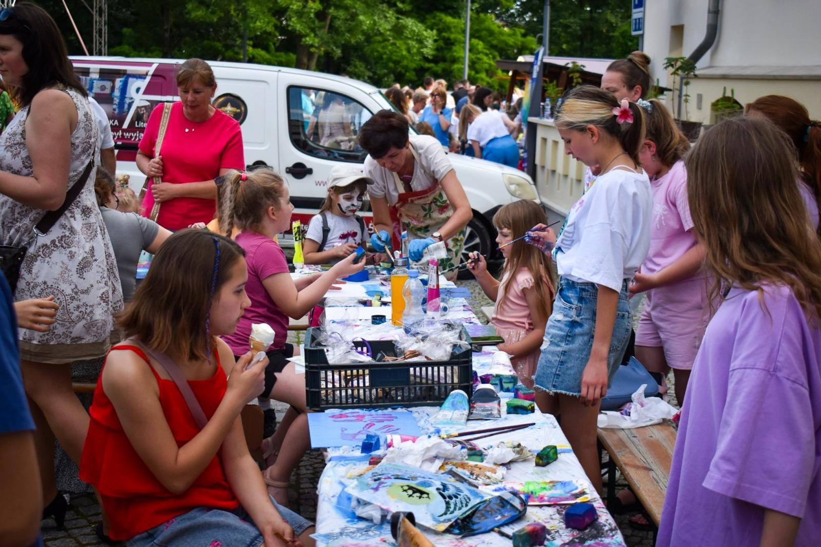 Zdjęcie w galerii na portalu naszraciborz.pl: Rodzinne świętowanie z MDK na dziedzińcu Zamku Piastowskiego w Raciborzu wiadomości z regionu