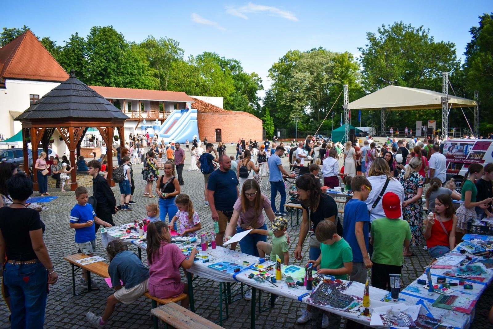 Zdjęcie w galerii na portalu naszraciborz.pl: Rodzinne świętowanie z MDK na dziedzińcu Zamku Piastowskiego w Raciborzu wiadomości z regionu