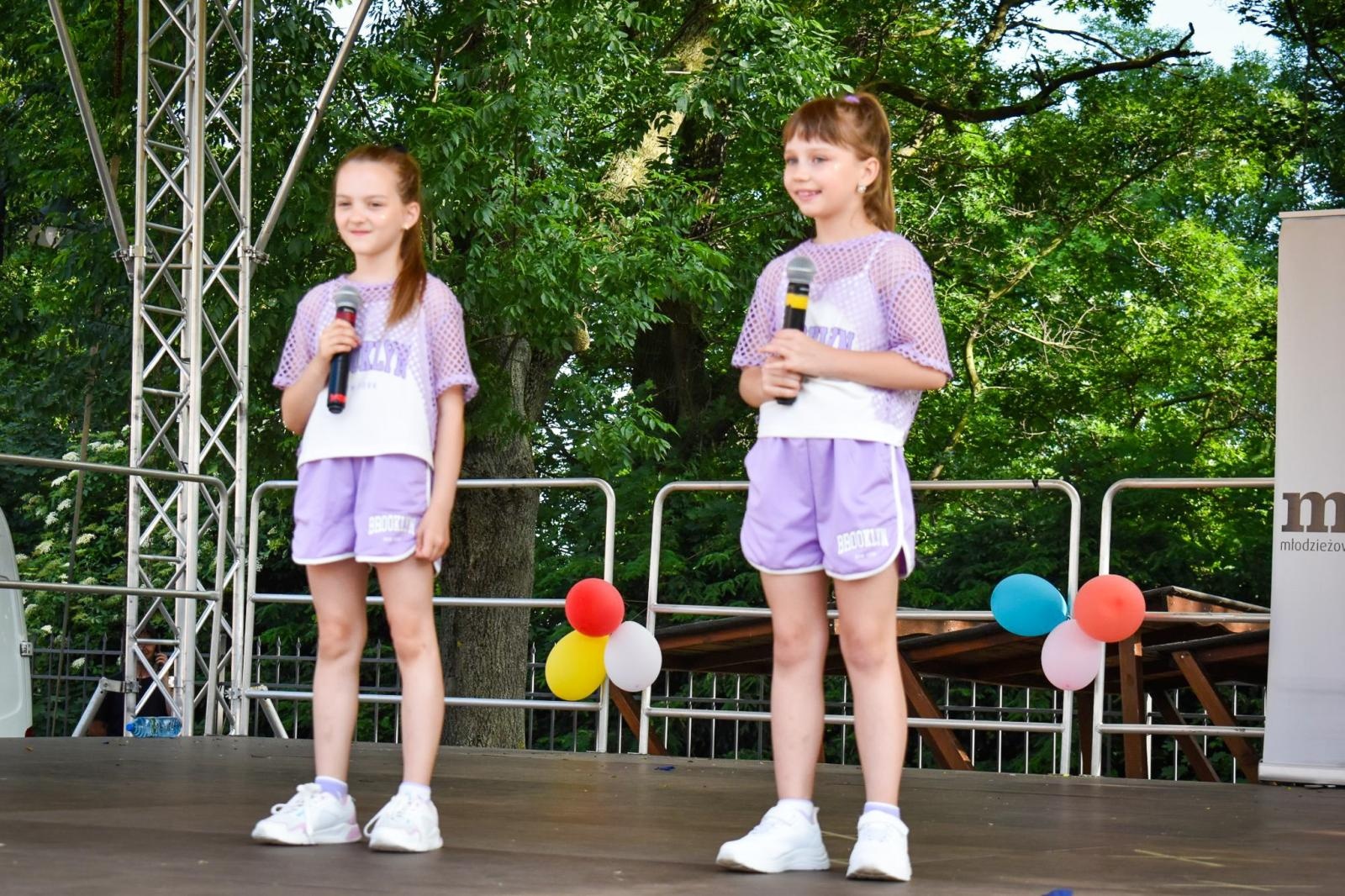 Zdjęcie w galerii na portalu naszraciborz.pl: Rodzinne świętowanie z MDK na dziedzińcu Zamku Piastowskiego w Raciborzu wiadomości z regionu