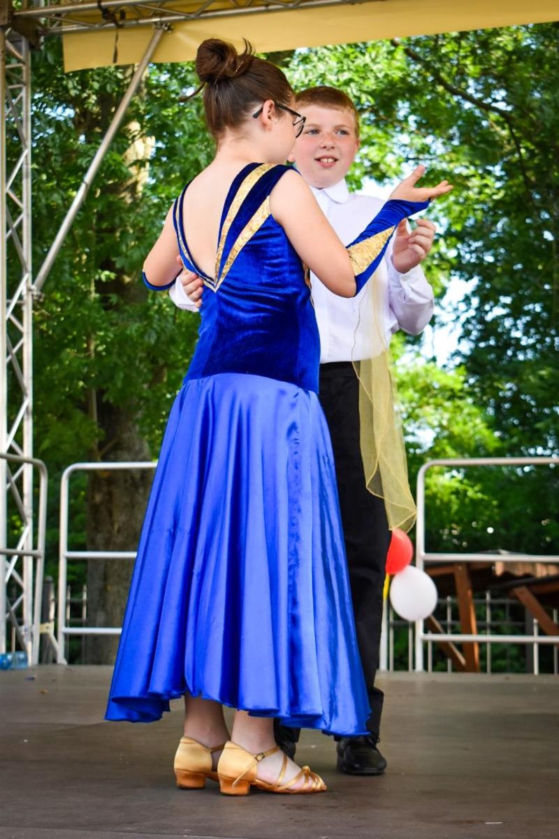 Zdjęcie w galerii na portalu naszraciborz.pl: Rodzinne świętowanie z MDK na dziedzińcu Zamku Piastowskiego w Raciborzu wiadomości z regionu