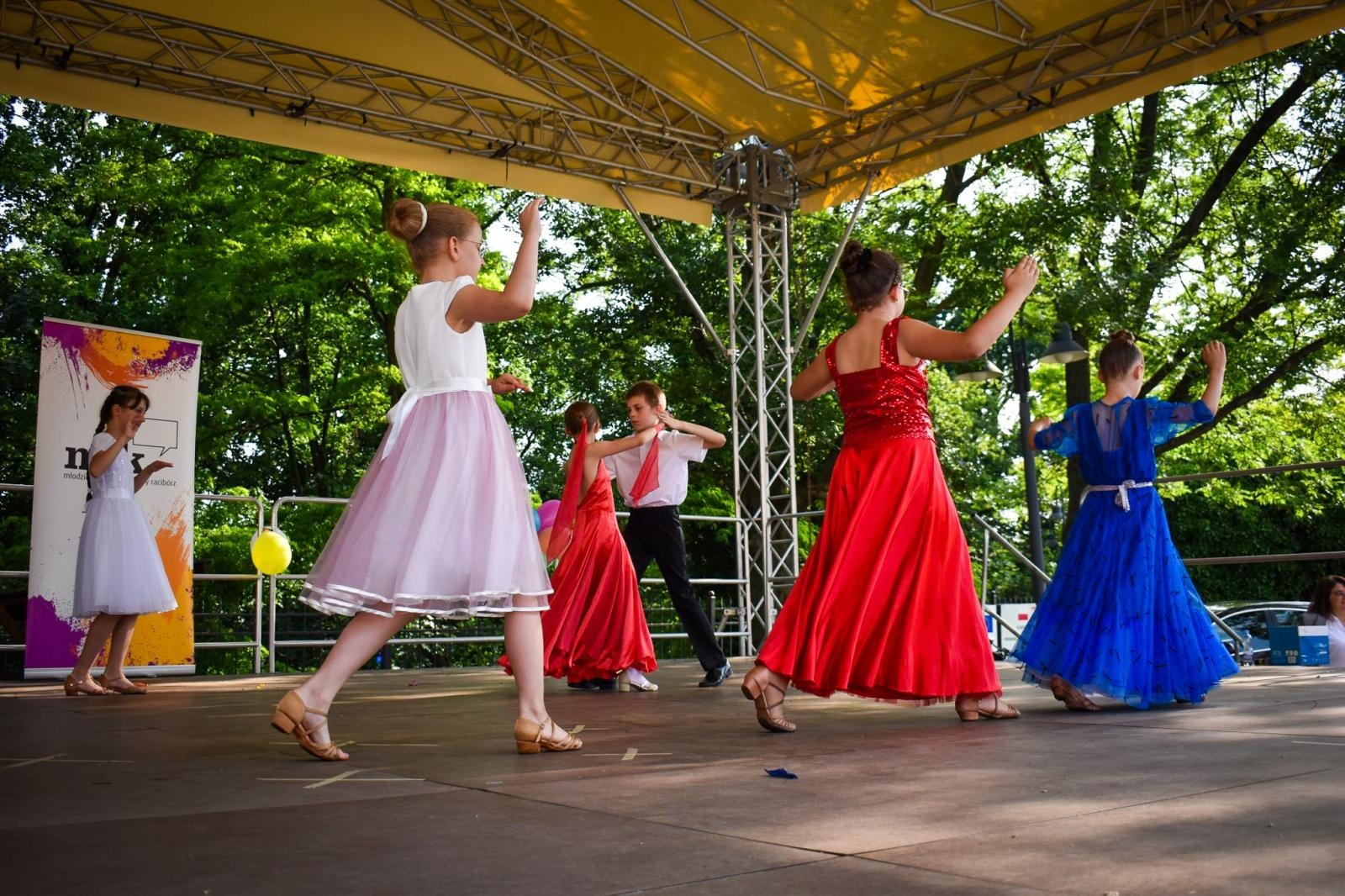 Zdjęcie w galerii na portalu naszraciborz.pl: Rodzinne świętowanie z MDK na dziedzińcu Zamku Piastowskiego w Raciborzu wiadomości z regionu