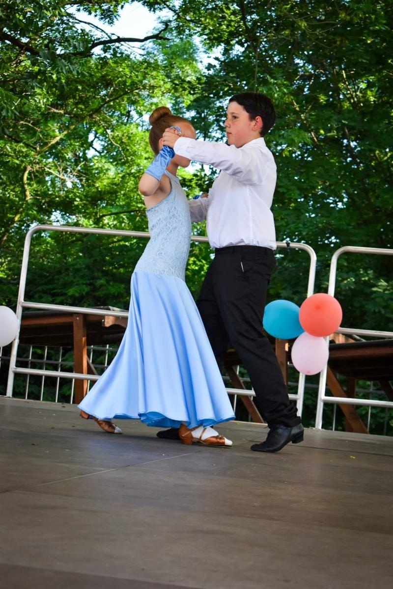 Zdjęcie w galerii na portalu naszraciborz.pl: Rodzinne świętowanie z MDK na dziedzińcu Zamku Piastowskiego w Raciborzu wiadomości z regionu