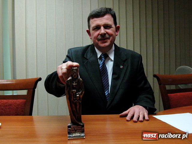 Zdjęcie w galerii na portalu naszraciborz.pl: Sto posążków na trzynaście lat wiadomości z regionu