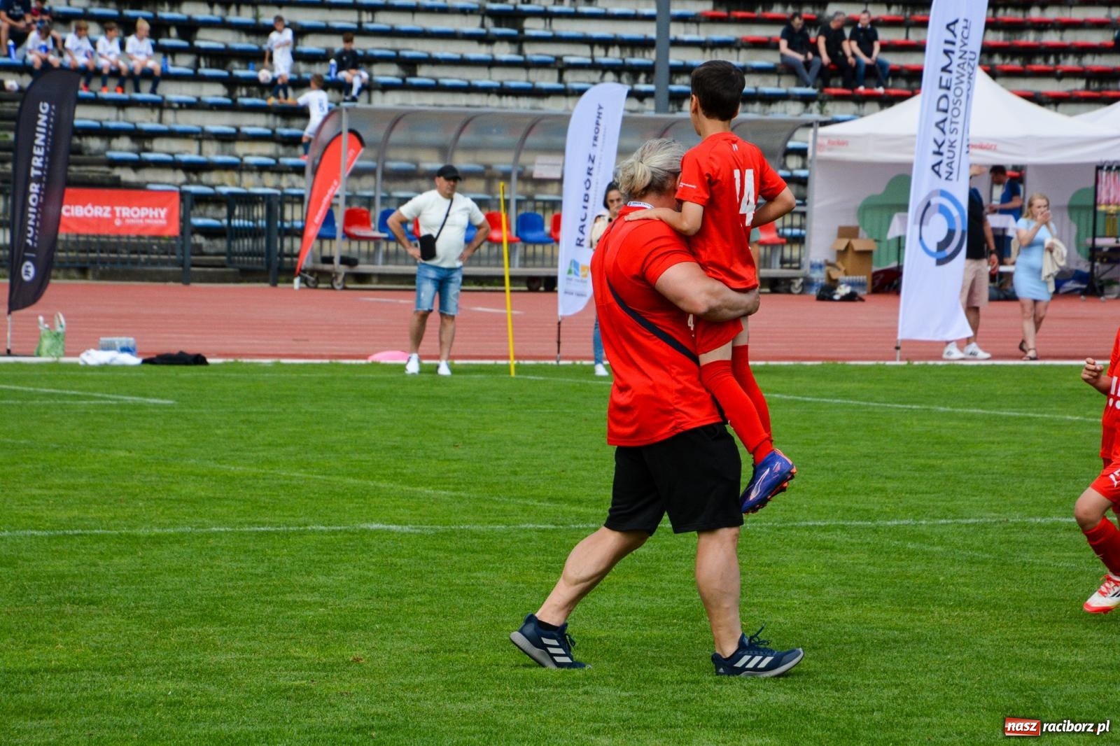 Zdjęcie w galerii na portalu naszraciborz.pl: Międzynarodowy turniej U-8 i U-9 trwa na stadionie OSiR Racibórz wiadomości z regionu