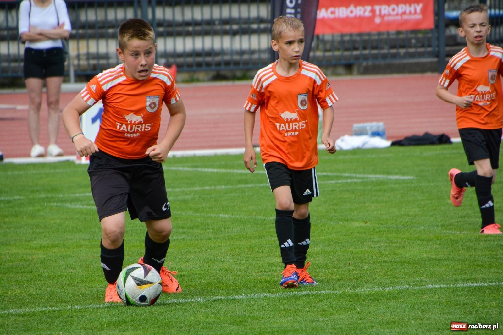 Zdjęcie w galerii na portalu naszraciborz.pl: Międzynarodowy turniej U-8 i U-9 trwa na stadionie OSiR Racibórz wiadomości z regionu