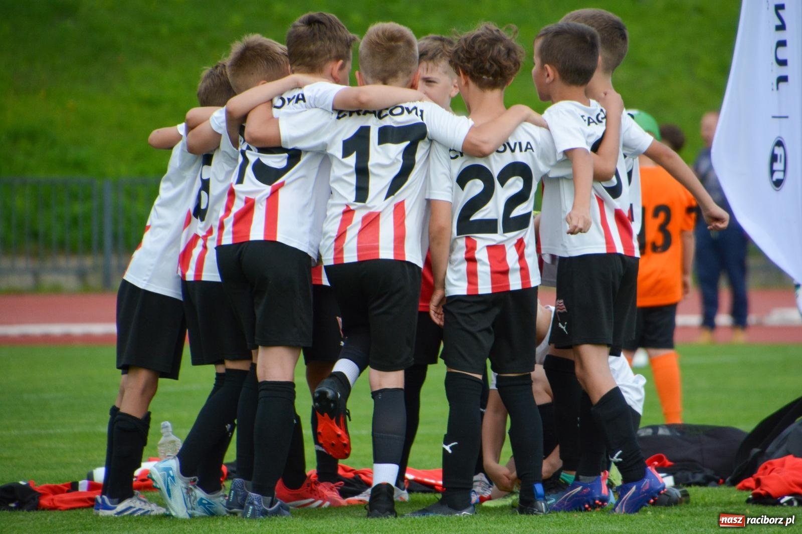 Zdjęcie w galerii na portalu naszraciborz.pl: Międzynarodowy turniej U-8 i U-9 trwa na stadionie OSiR Racibórz wiadomości z regionu