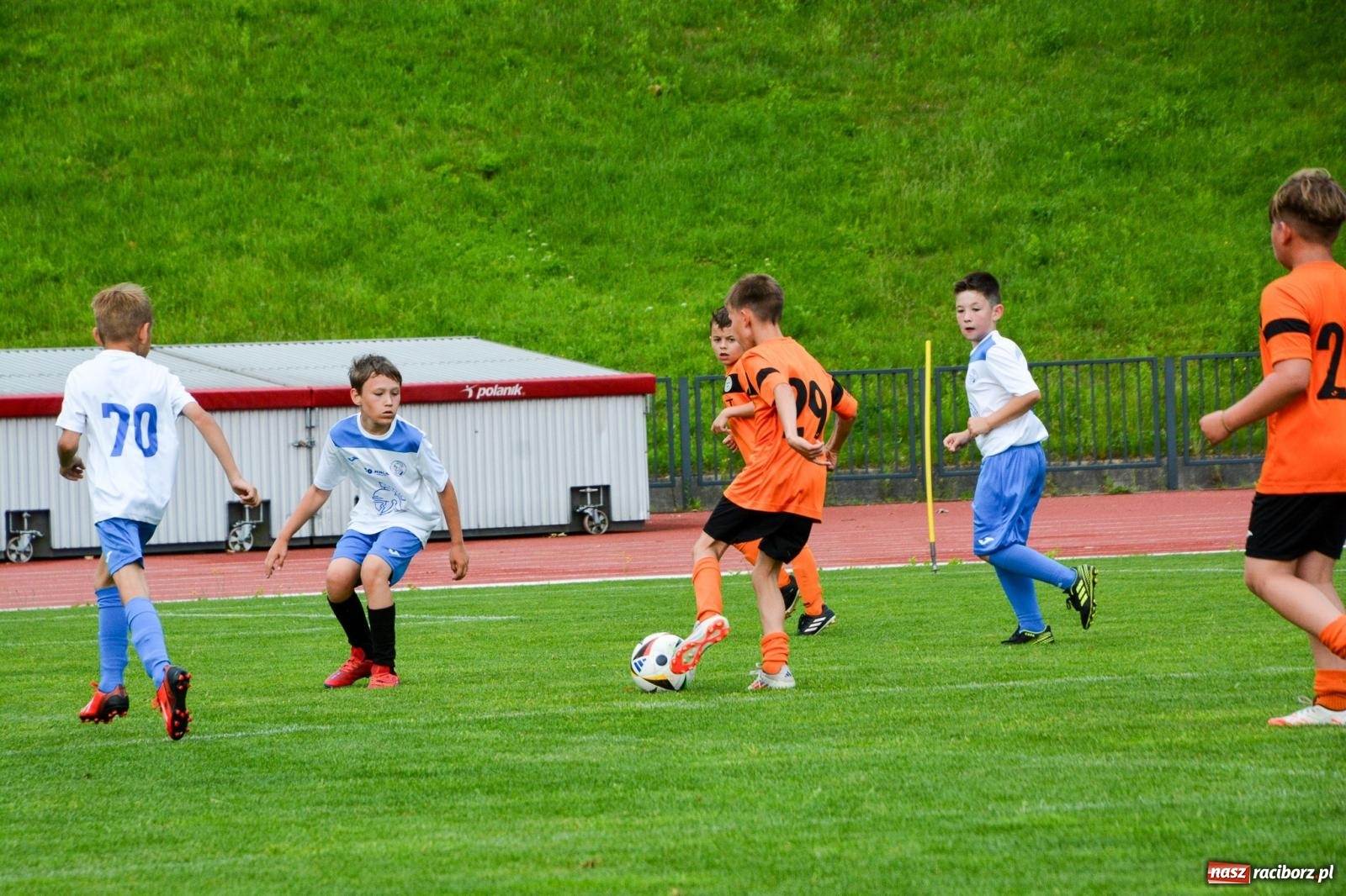 Zdjęcie w galerii na portalu naszraciborz.pl: Międzynarodowy turniej U-8 i U-9 trwa na stadionie OSiR Racibórz wiadomości z regionu