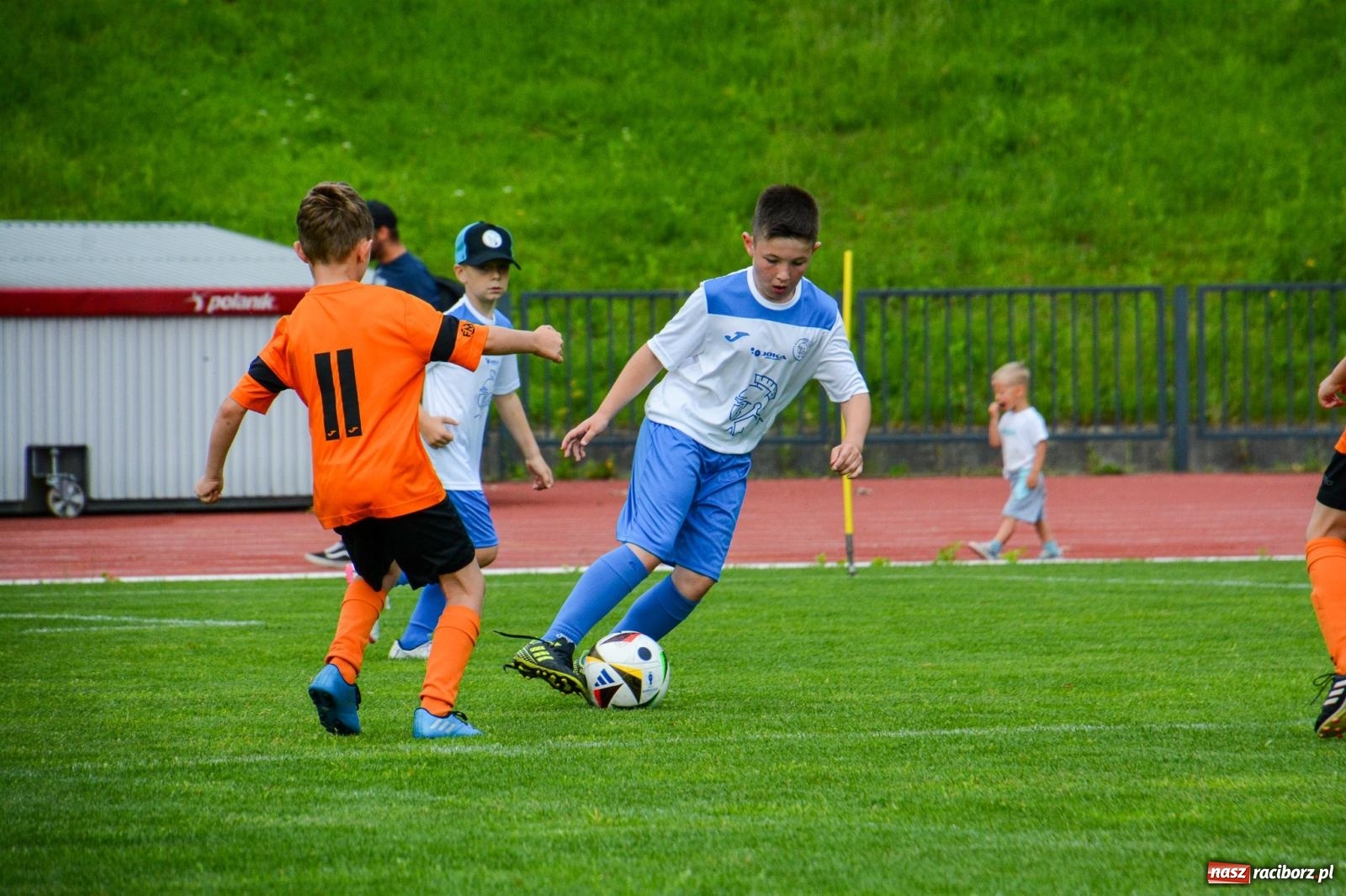 Zdjęcie w galerii na portalu naszraciborz.pl: Międzynarodowy turniej U-8 i U-9 trwa na stadionie OSiR Racibórz wiadomości z regionu