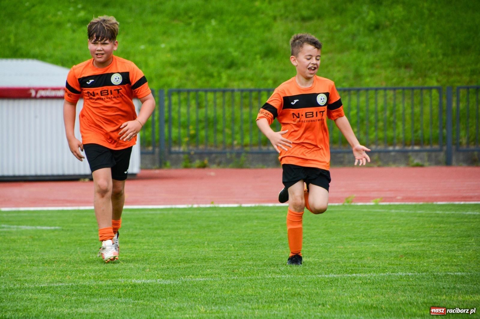 Zdjęcie w galerii na portalu naszraciborz.pl: Międzynarodowy turniej U-8 i U-9 trwa na stadionie OSiR Racibórz wiadomości z regionu