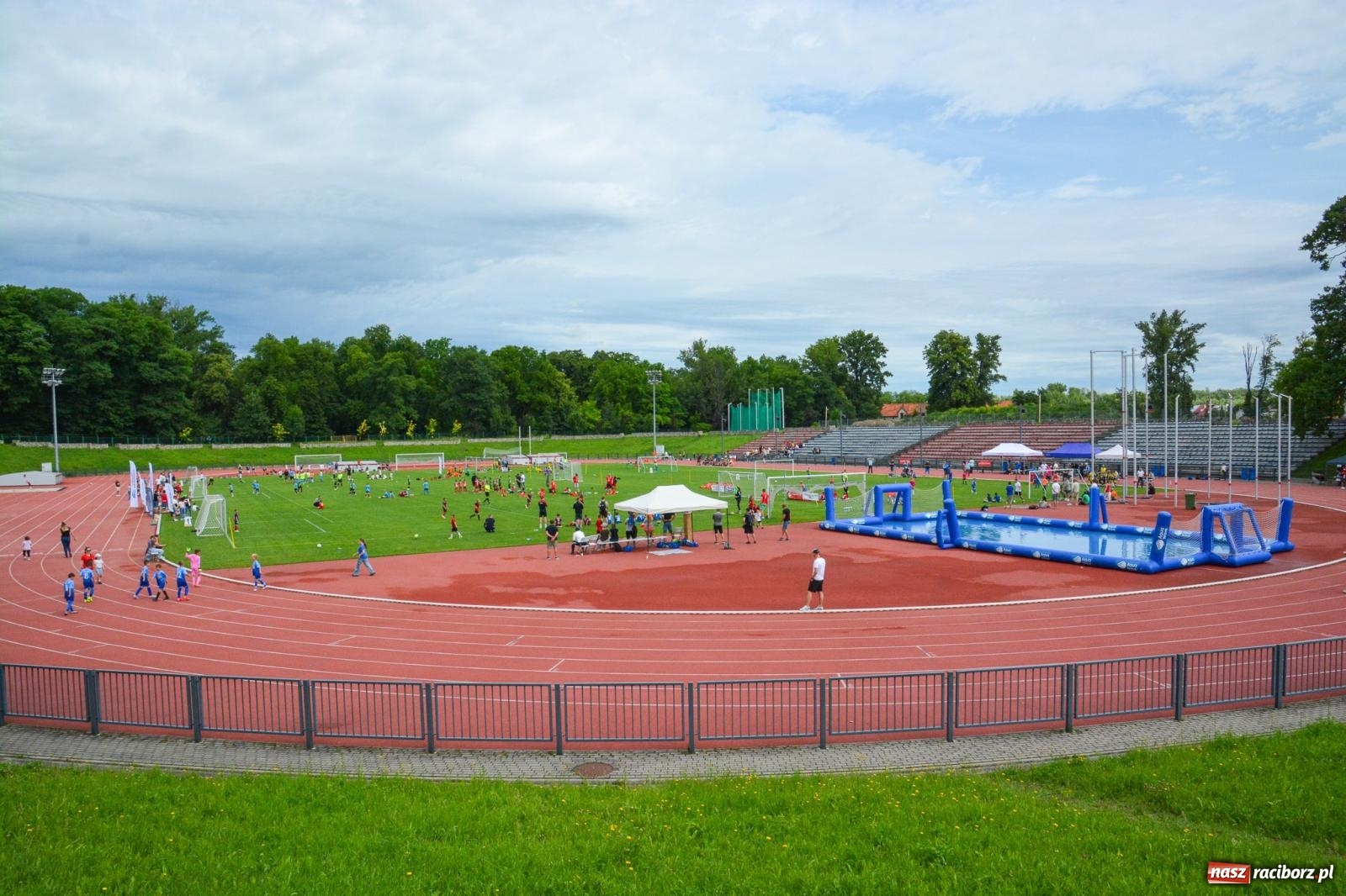 Zdjęcie w galerii na portalu naszraciborz.pl: Międzynarodowy turniej U-8 i U-9 trwa na stadionie OSiR Racibórz wiadomości z regionu