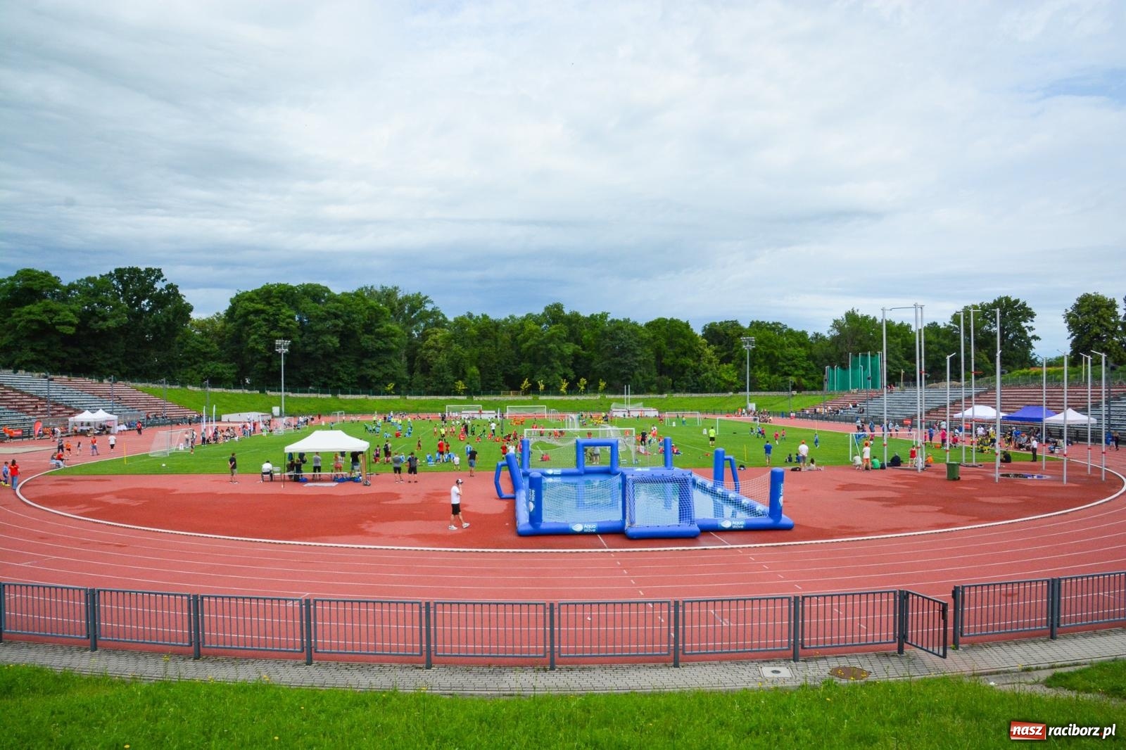 Zdjęcie w galerii na portalu naszraciborz.pl: Międzynarodowy turniej U-8 i U-9 trwa na stadionie OSiR Racibórz wiadomości z regionu